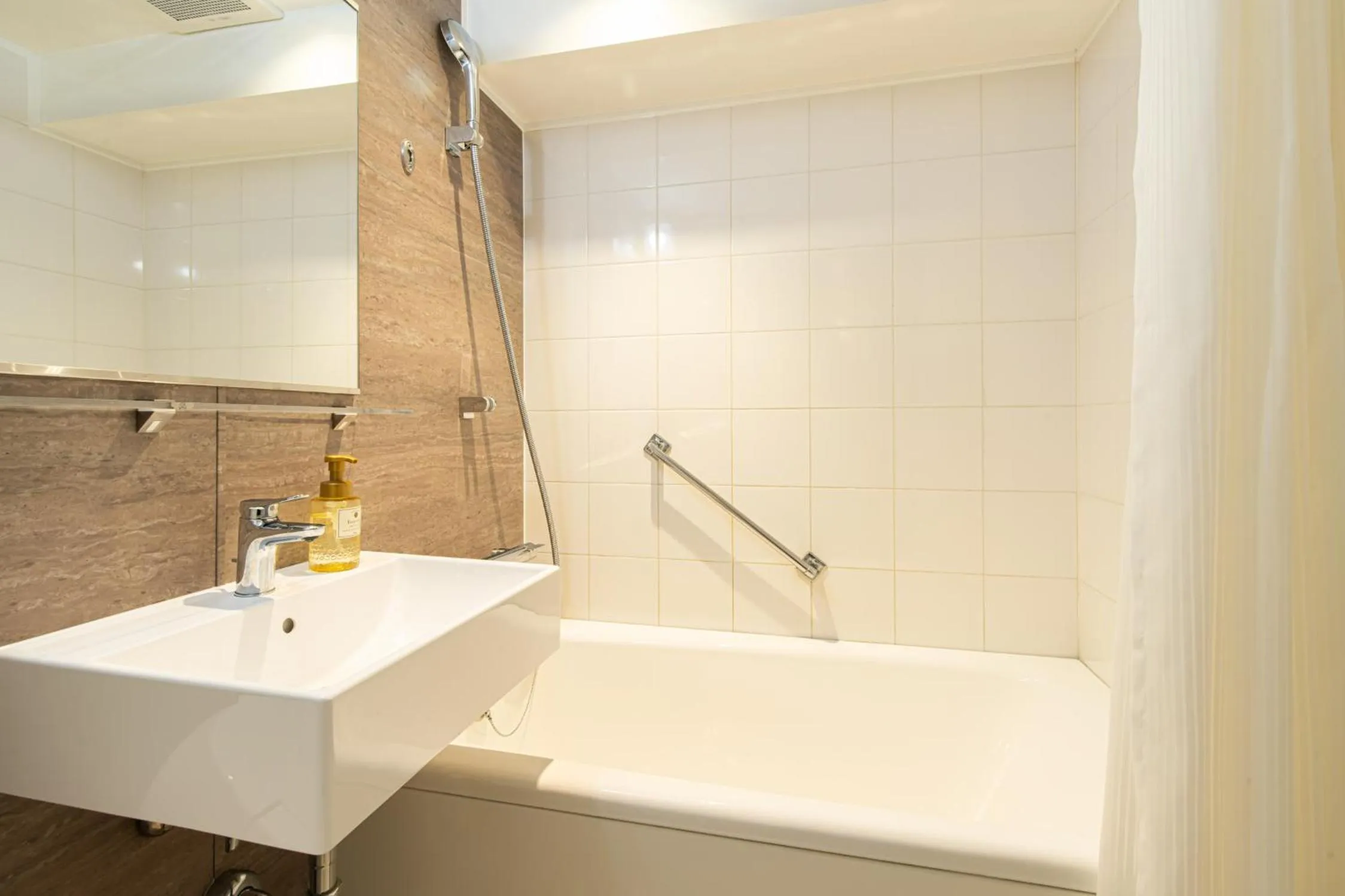 Bathroom in Kobe Tor Road Hotel Sanraku