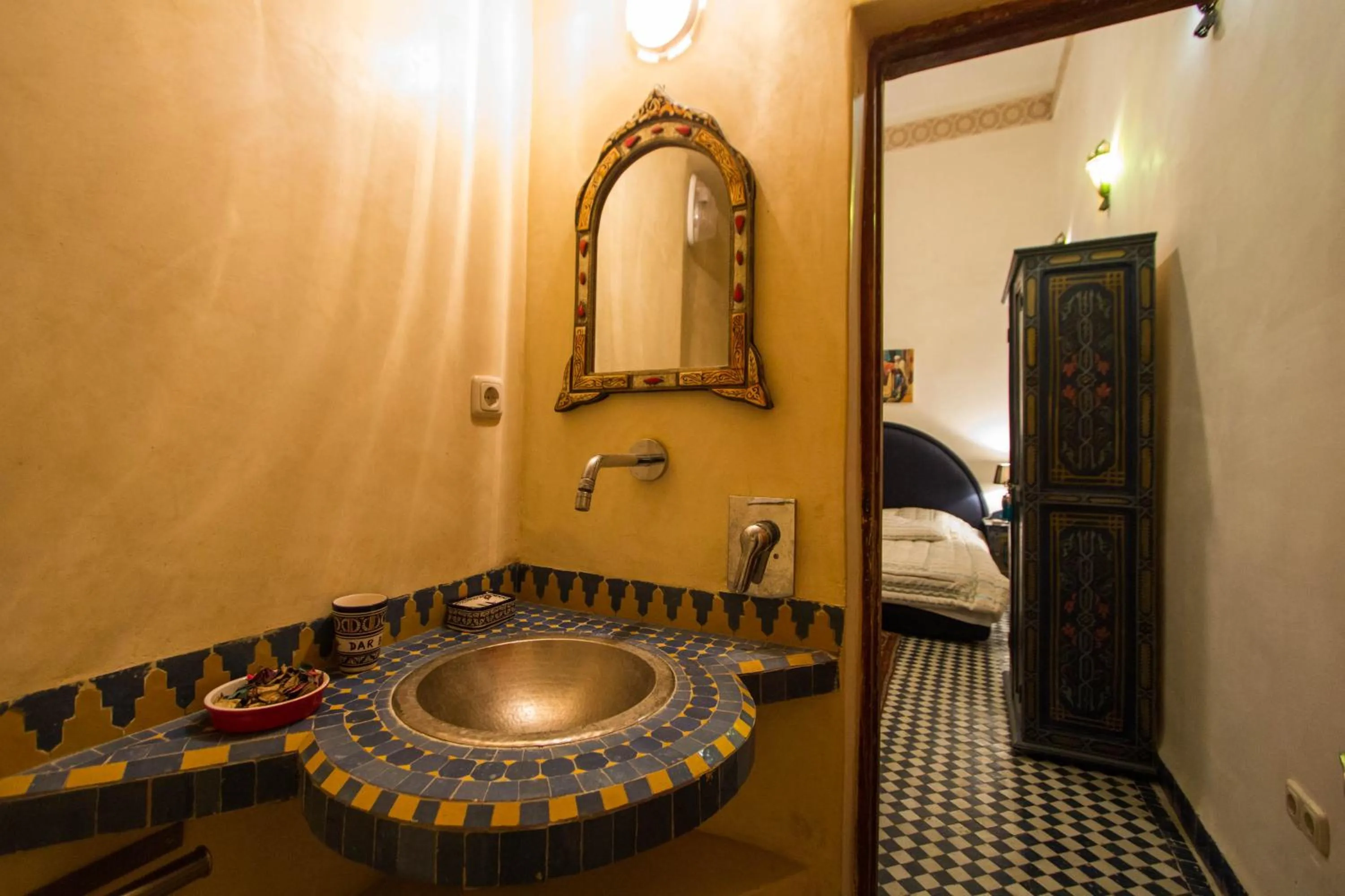 Bathroom, Bed in Riad Dar Bab Guissa