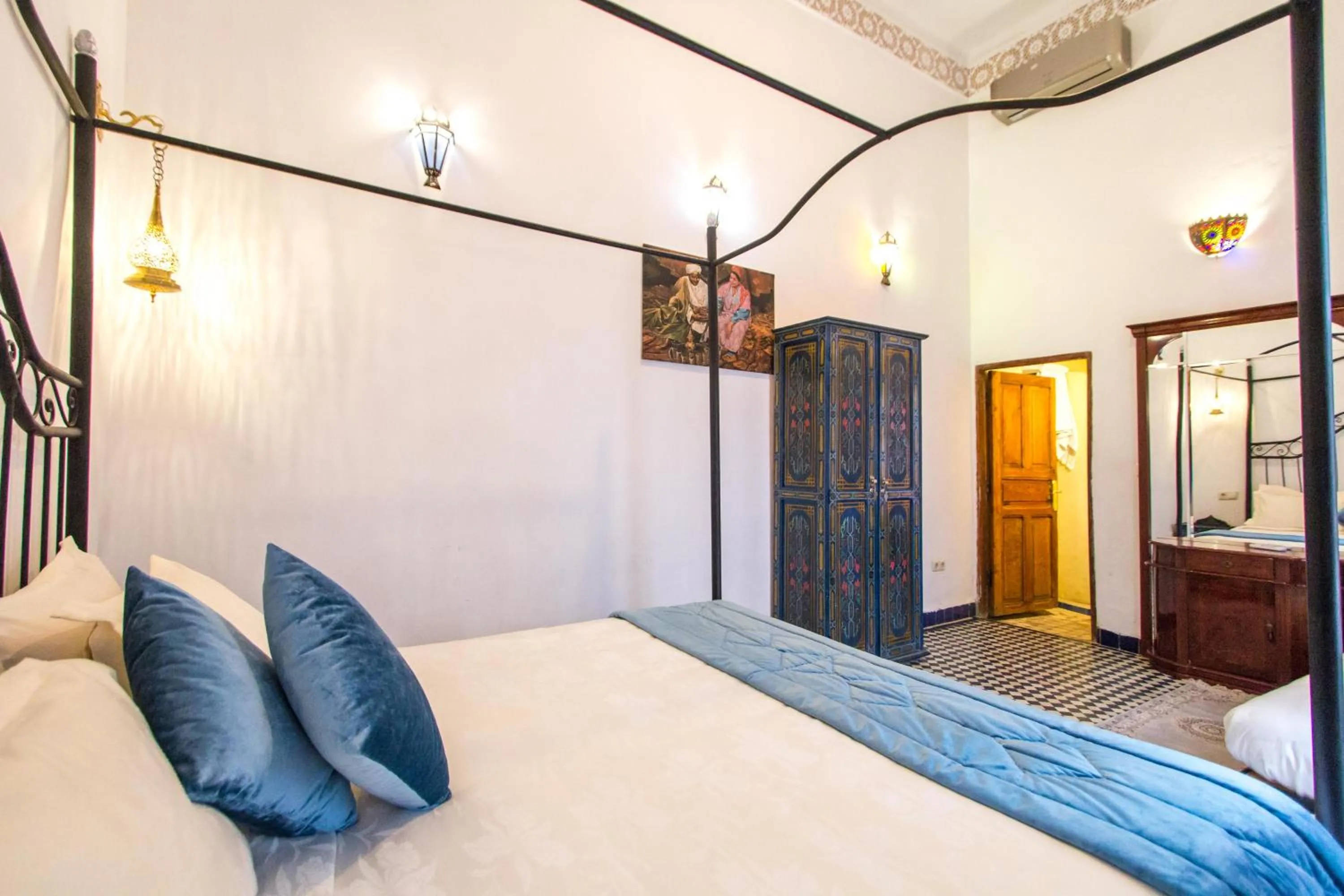 Bed in Riad Dar Bab Guissa