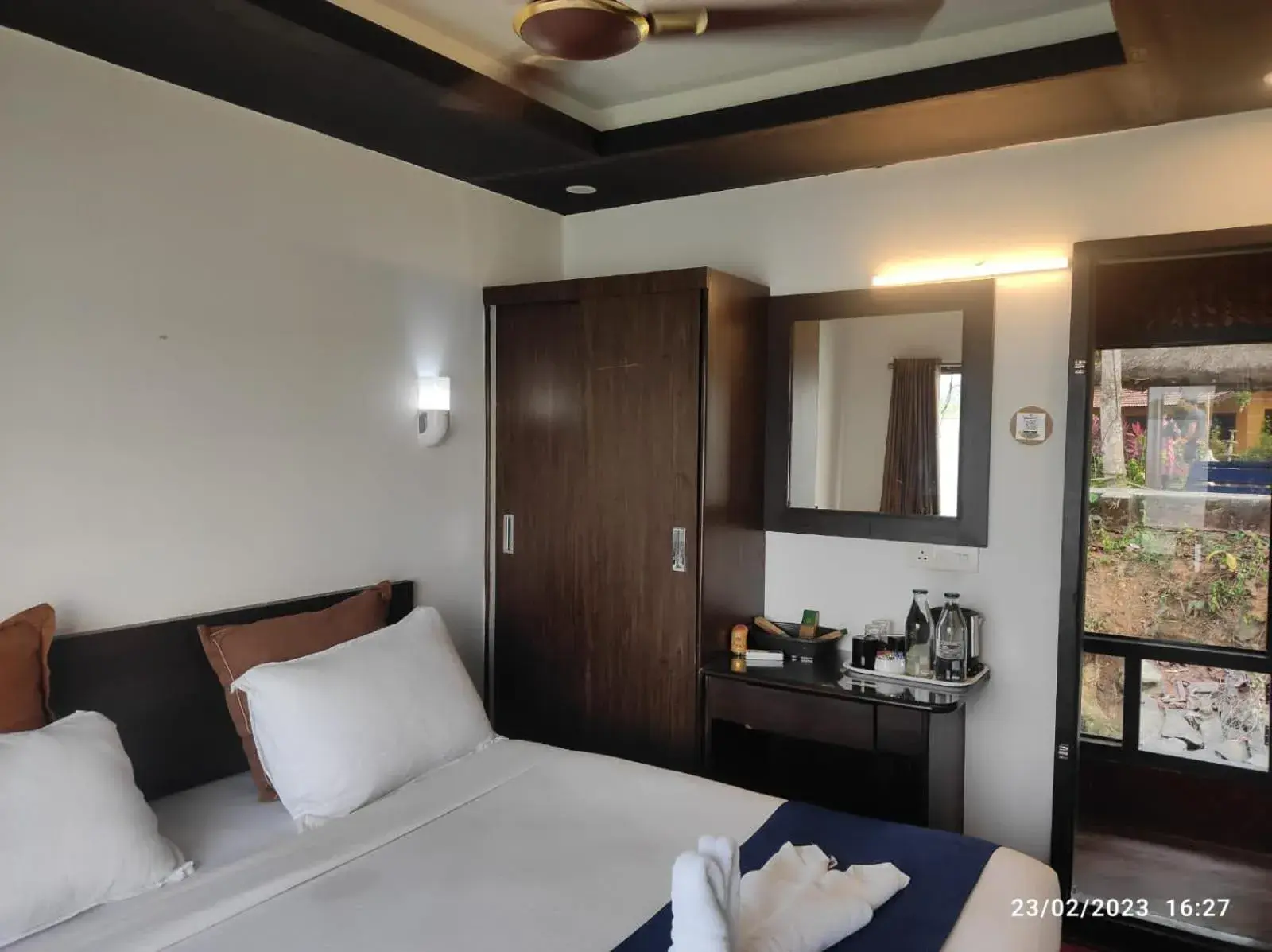 Superior Cabin on Boat in Paradise Lagoon Superior Cabin on Boat in Paradise Lagoon