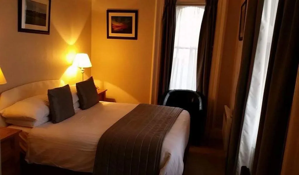 Bedroom, Bed in The Royal Hotel Tain