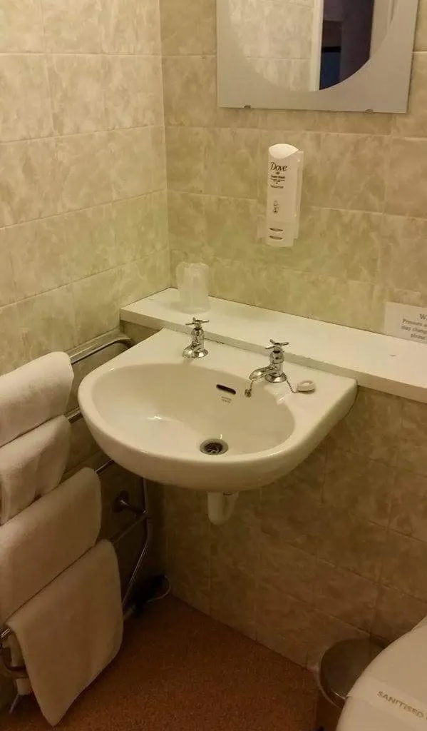 Bathroom in The Royal Hotel Tain