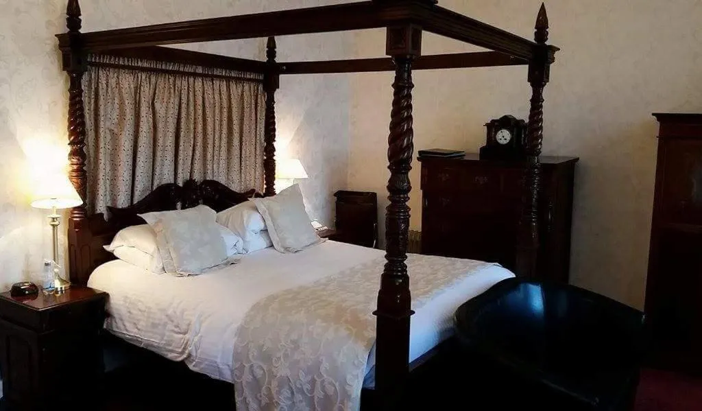 Bedroom, Bed in The Royal Hotel Tain