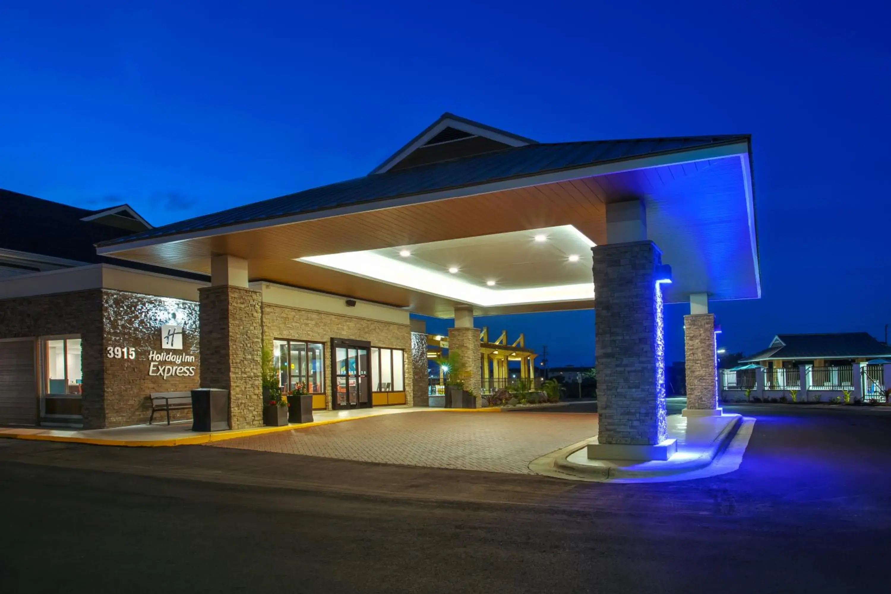 Facade/entrance in Holiday Inn Express Kitty Hawk - Outer Banks by IHG Facade/entrance in Holiday Inn Express Kitty Hawk - Outer Banks by IHG