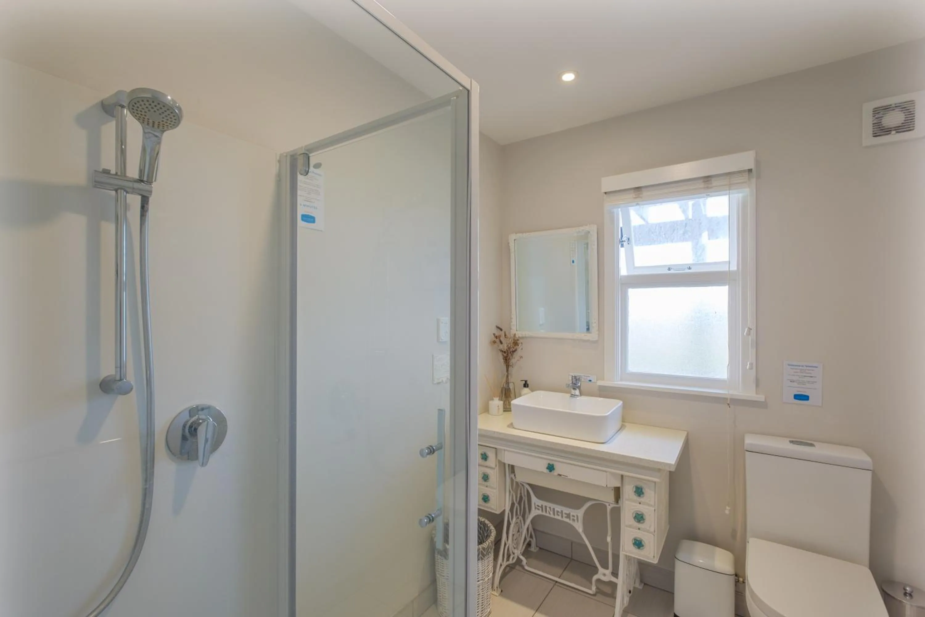 Twin Room in Kiwi House Waiheke