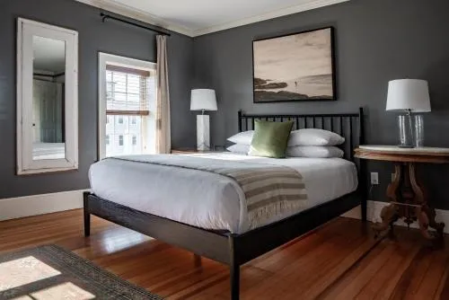 The Lindsey Hotel