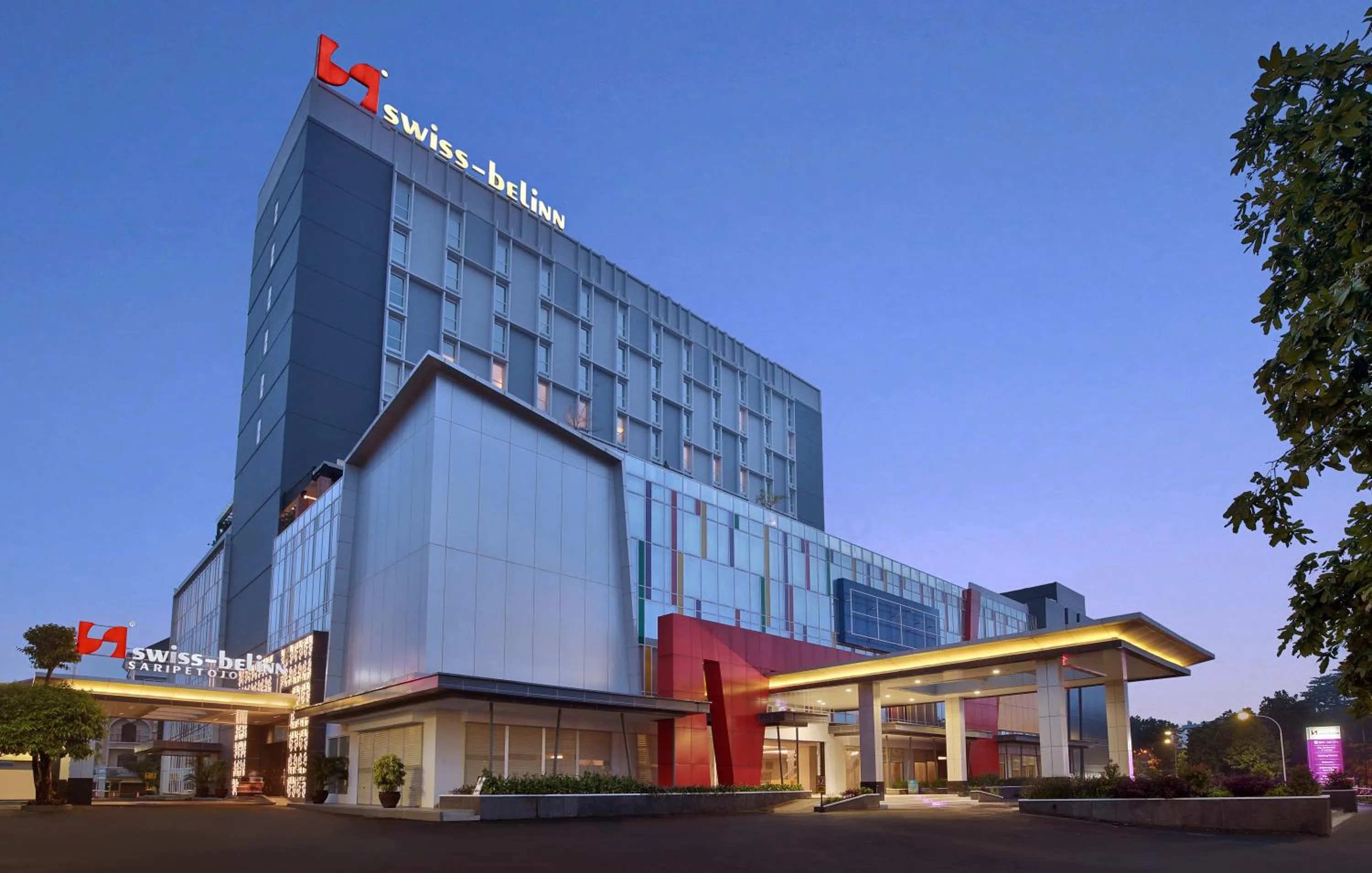 Facade/entrance in Swiss-Belinn Saripetojo Solo