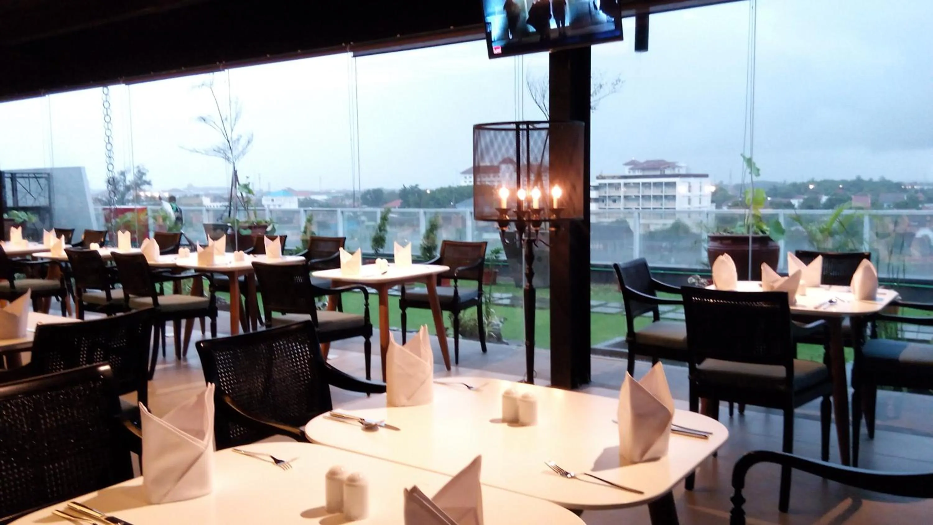 Restaurant/places to eat in Swiss-Belinn Saripetojo Solo