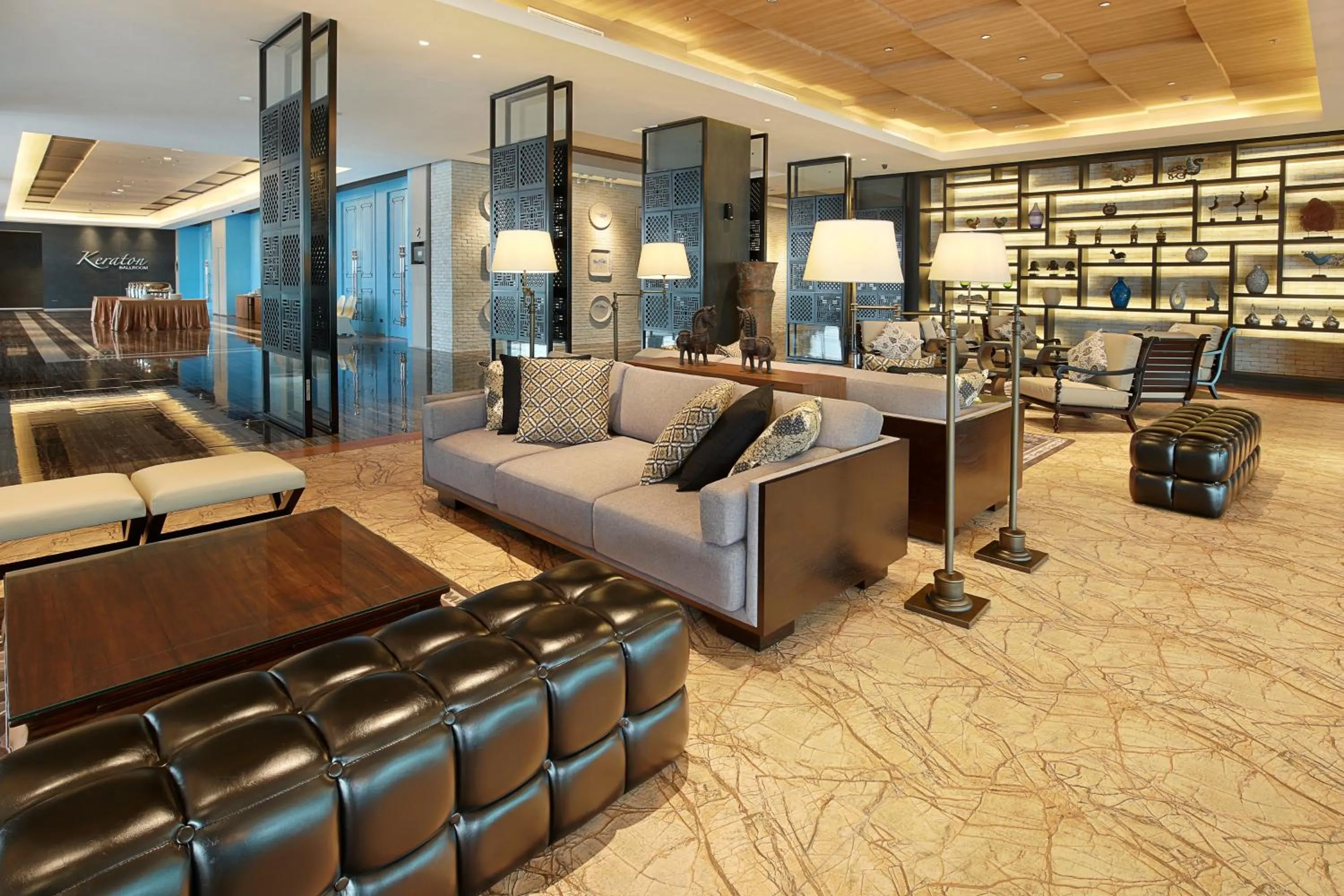 Communal lounge/ TV room in Swiss-Belinn Saripetojo Solo