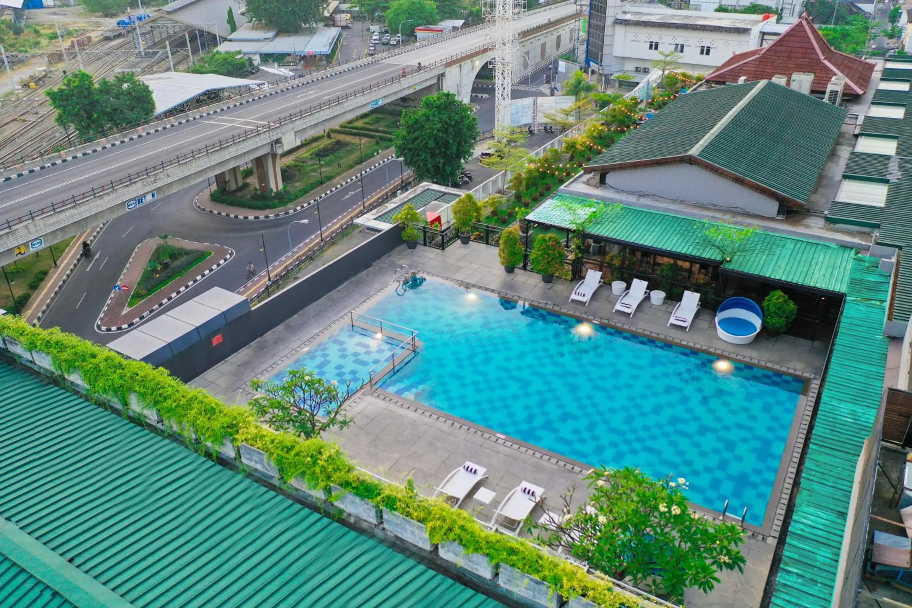 Swimming pool in Swiss-Belinn Saripetojo Solo