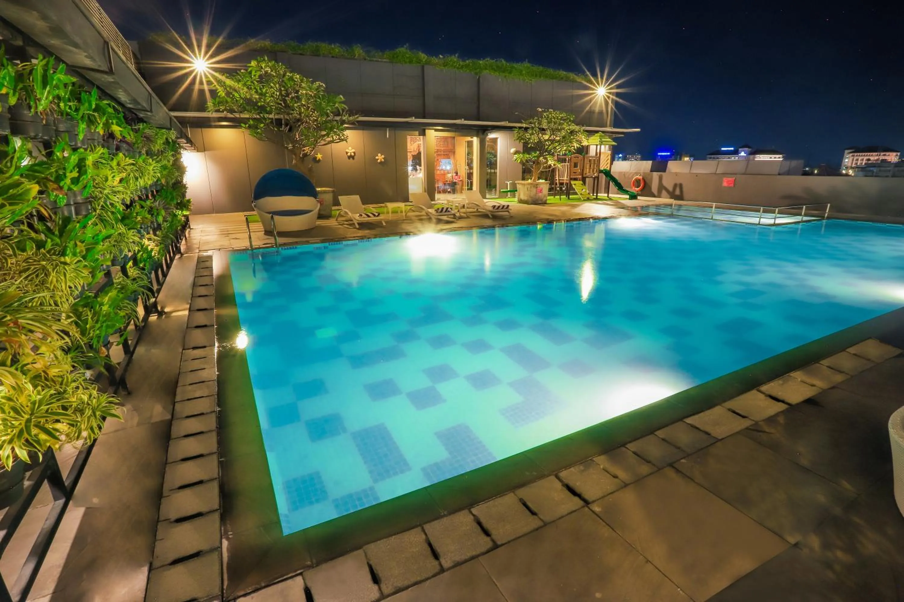 Swimming pool in Swiss-Belinn Saripetojo Solo