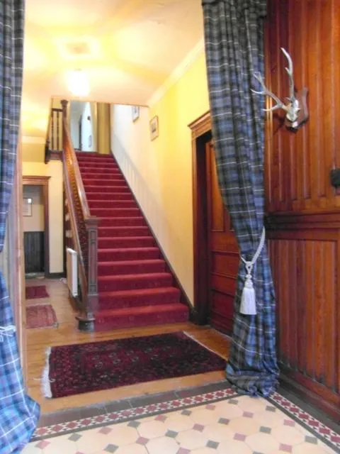 Facade/entrance in Holly Lodge