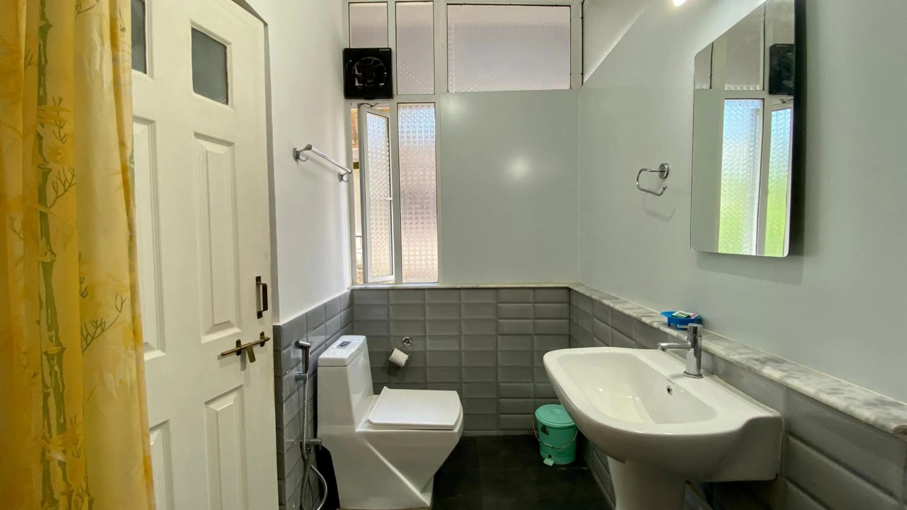 Bathroom in Peravel Beach Holiday Home
