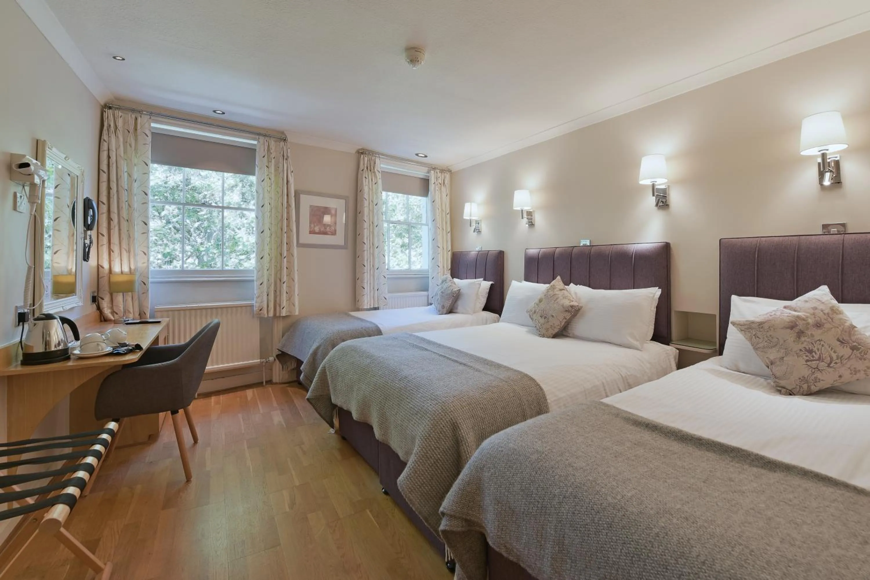 Bedroom, Bed in Harlingford Hotel