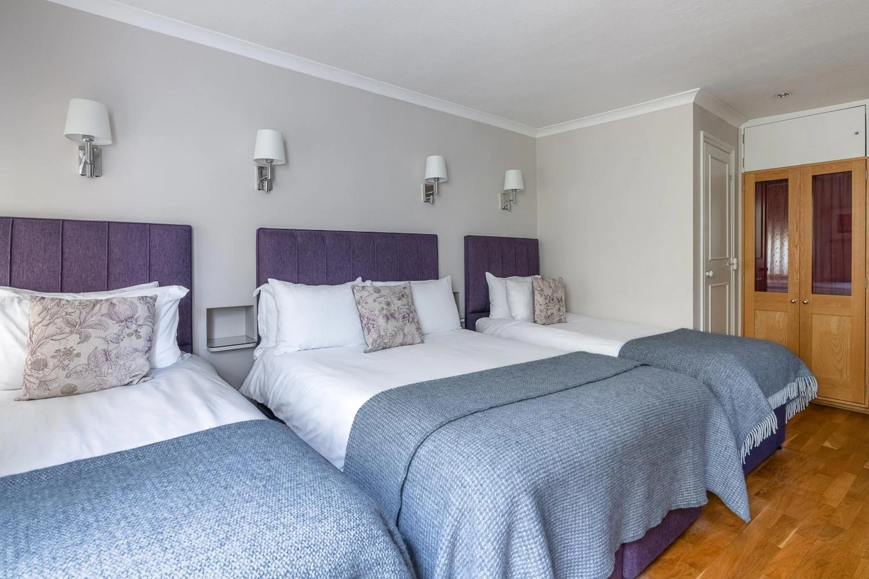 Bedroom, Bed in Harlingford Hotel