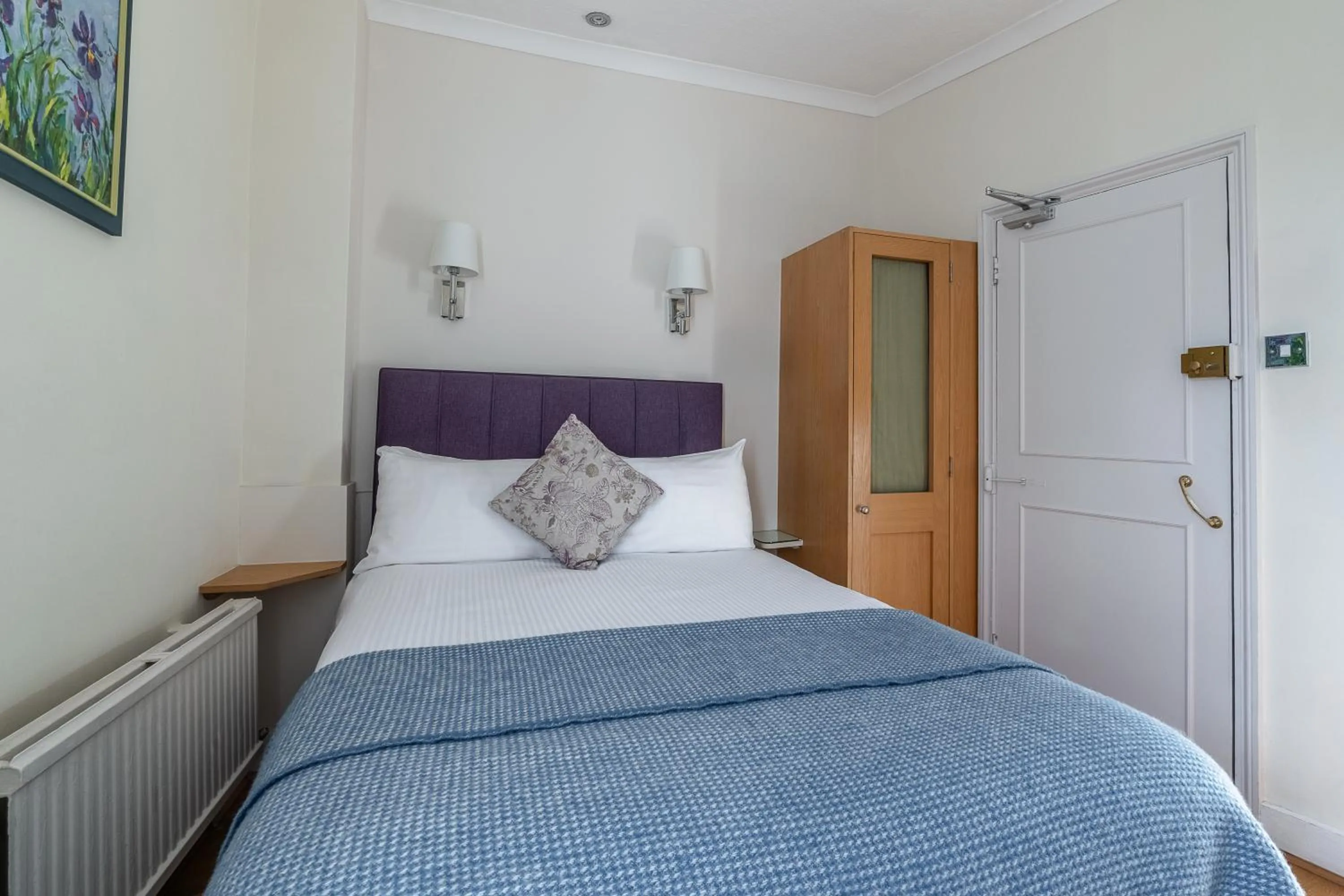 Bed in Harlingford Hotel