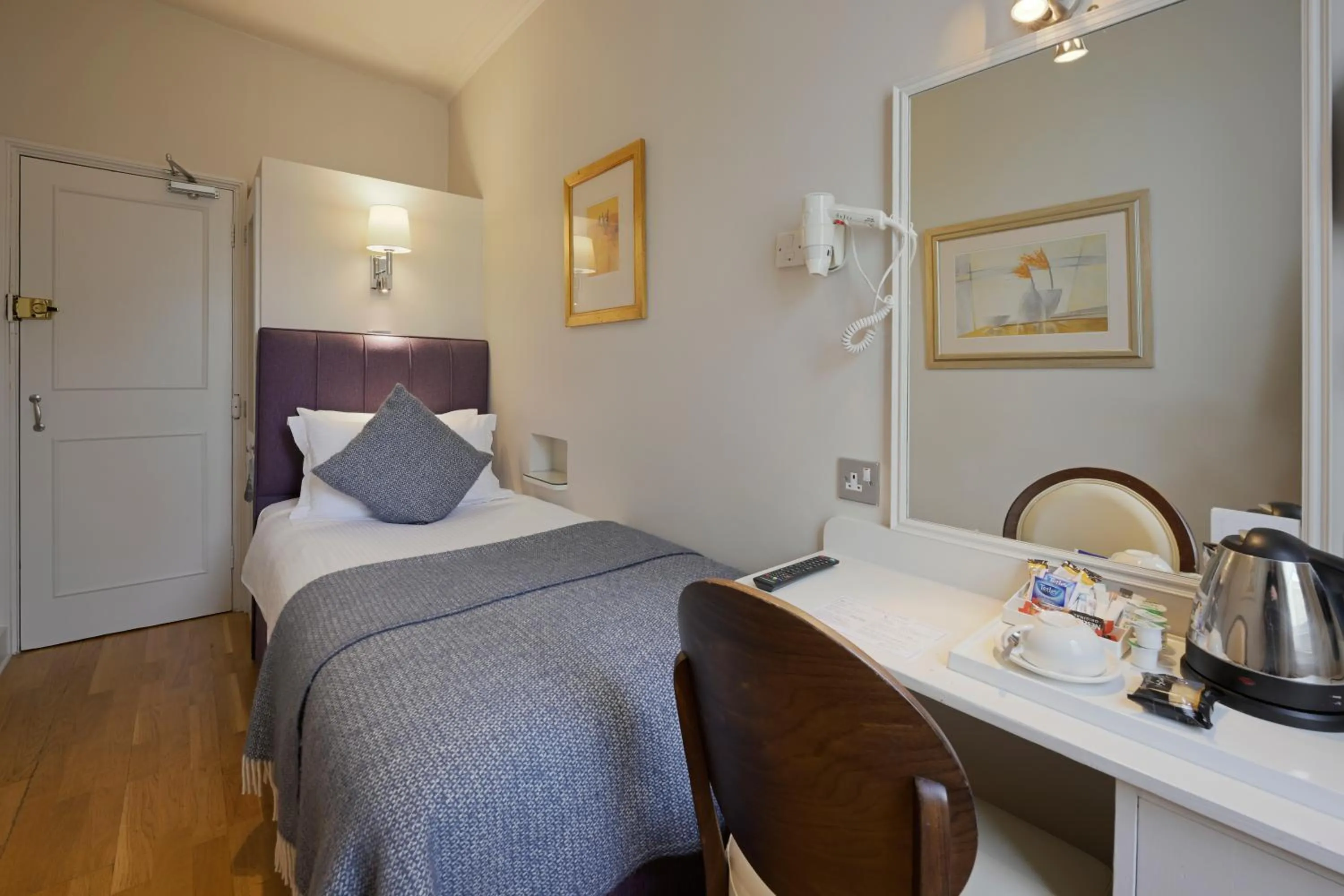 Bedroom, Bed in Harlingford Hotel