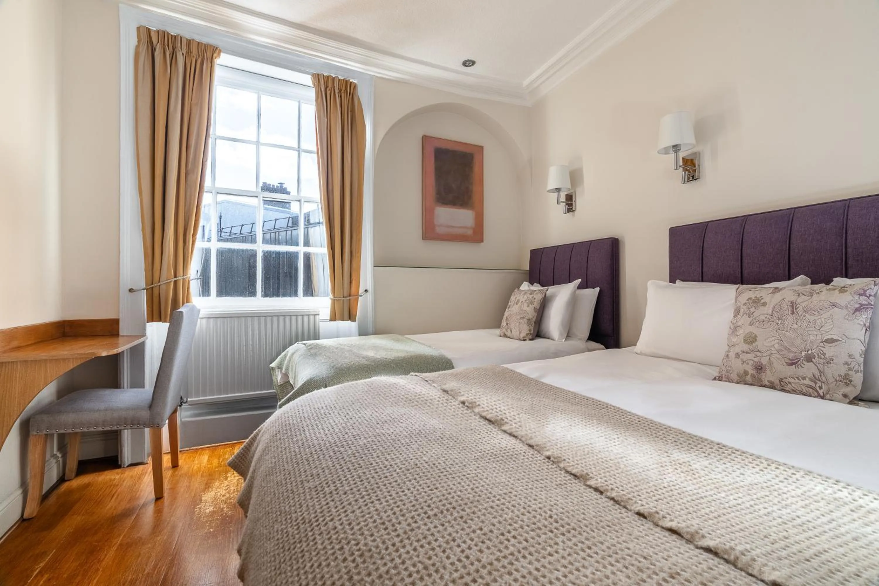 Bed in Harlingford Hotel