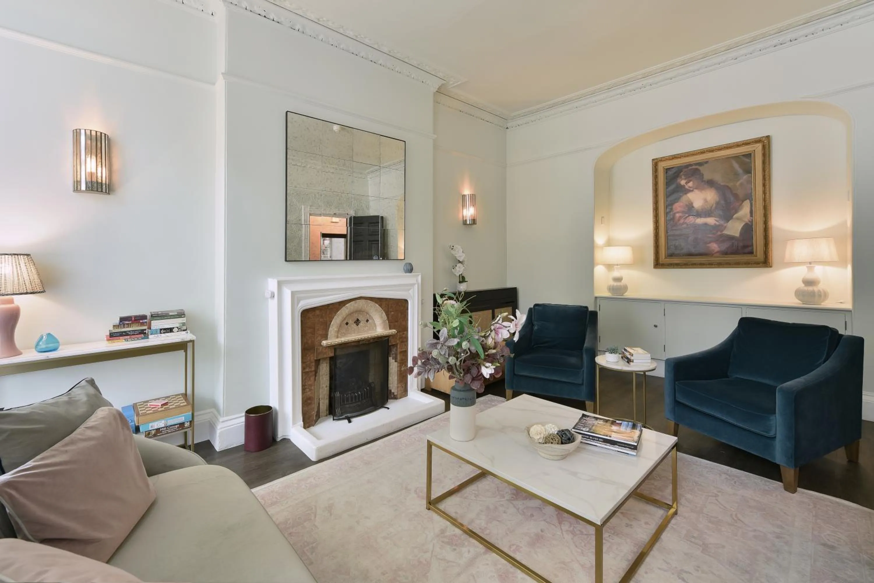 Communal lounge/ TV room in Harlingford Hotel