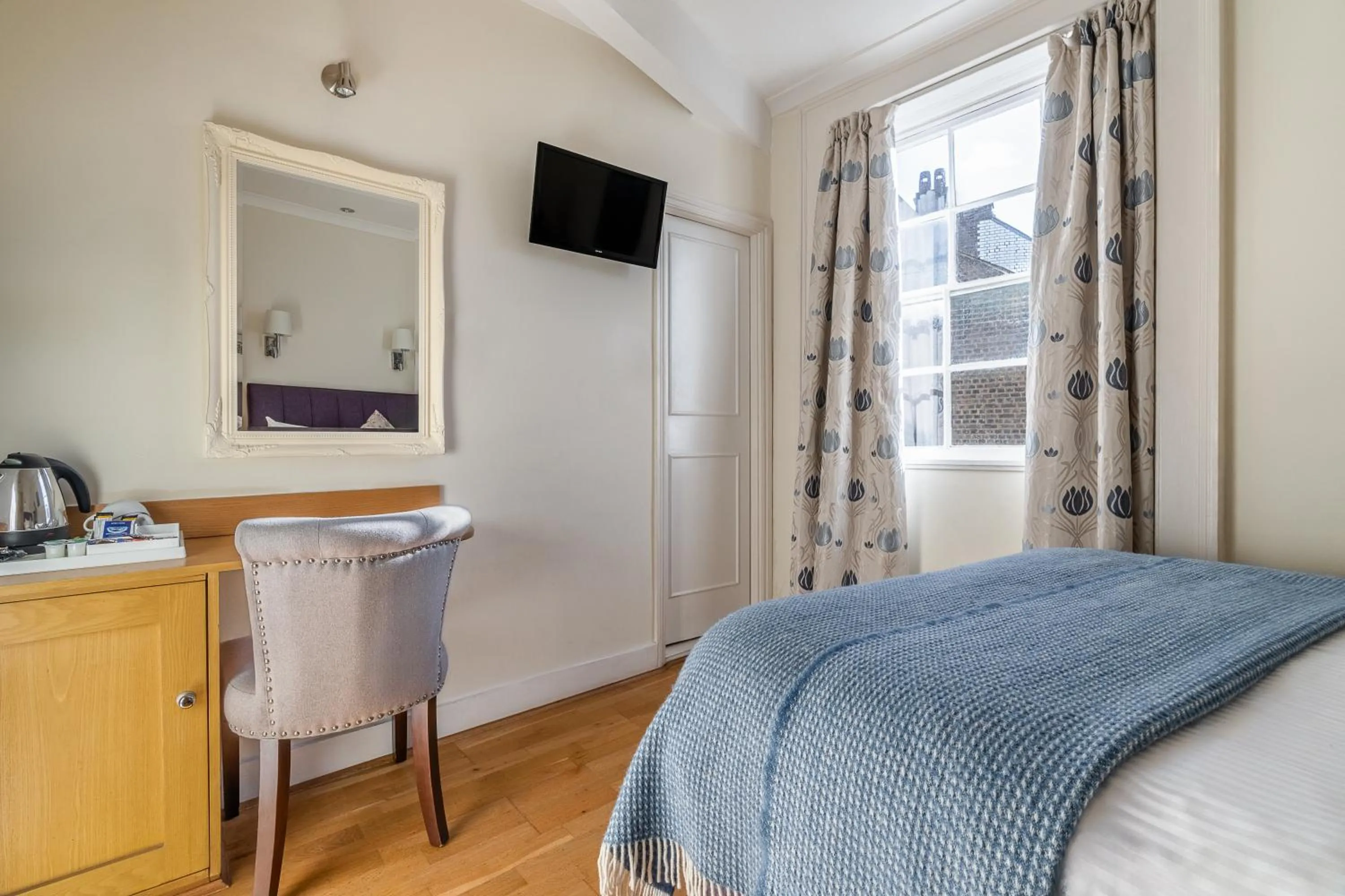 Bed in Harlingford Hotel