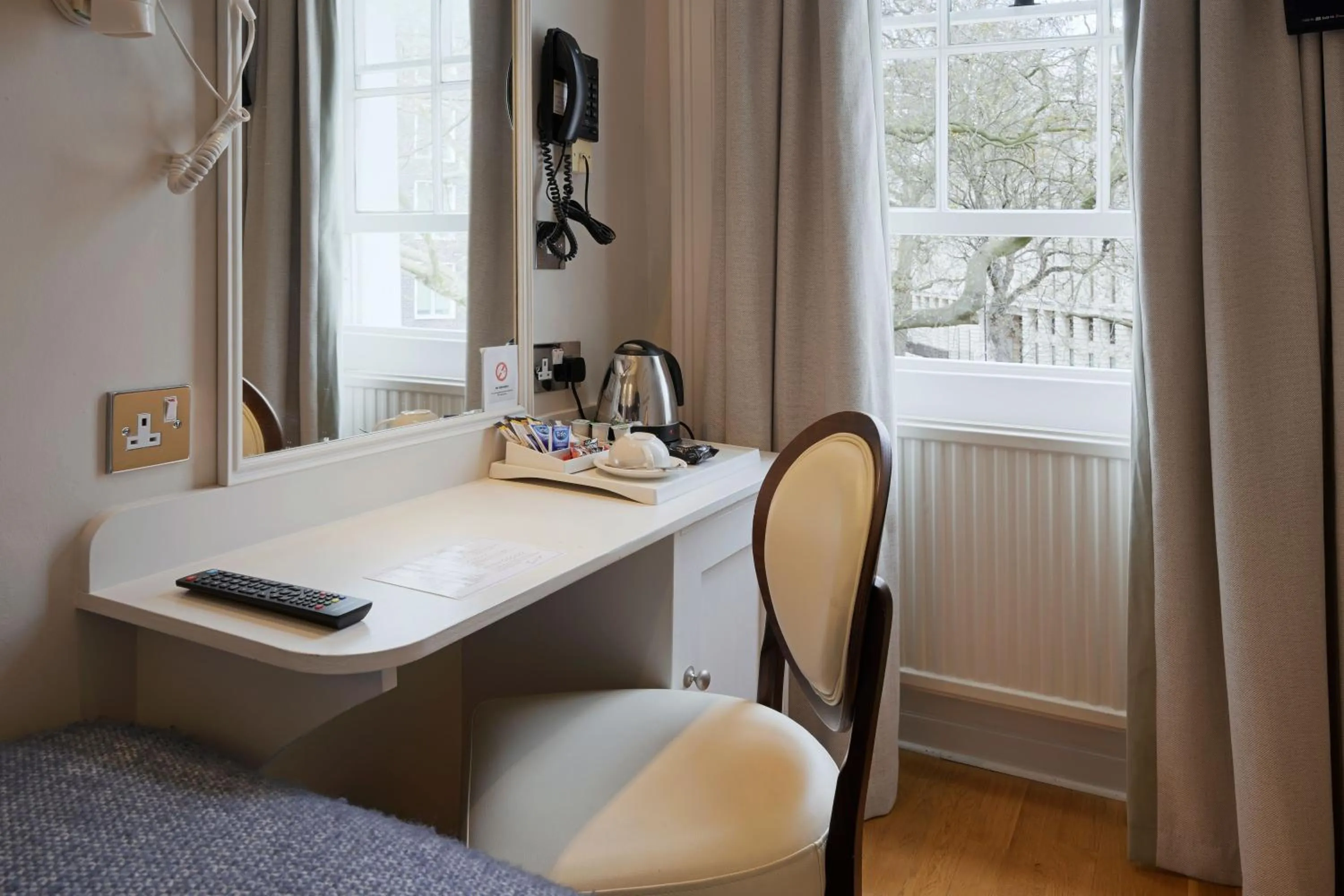 Bedroom in Harlingford Hotel