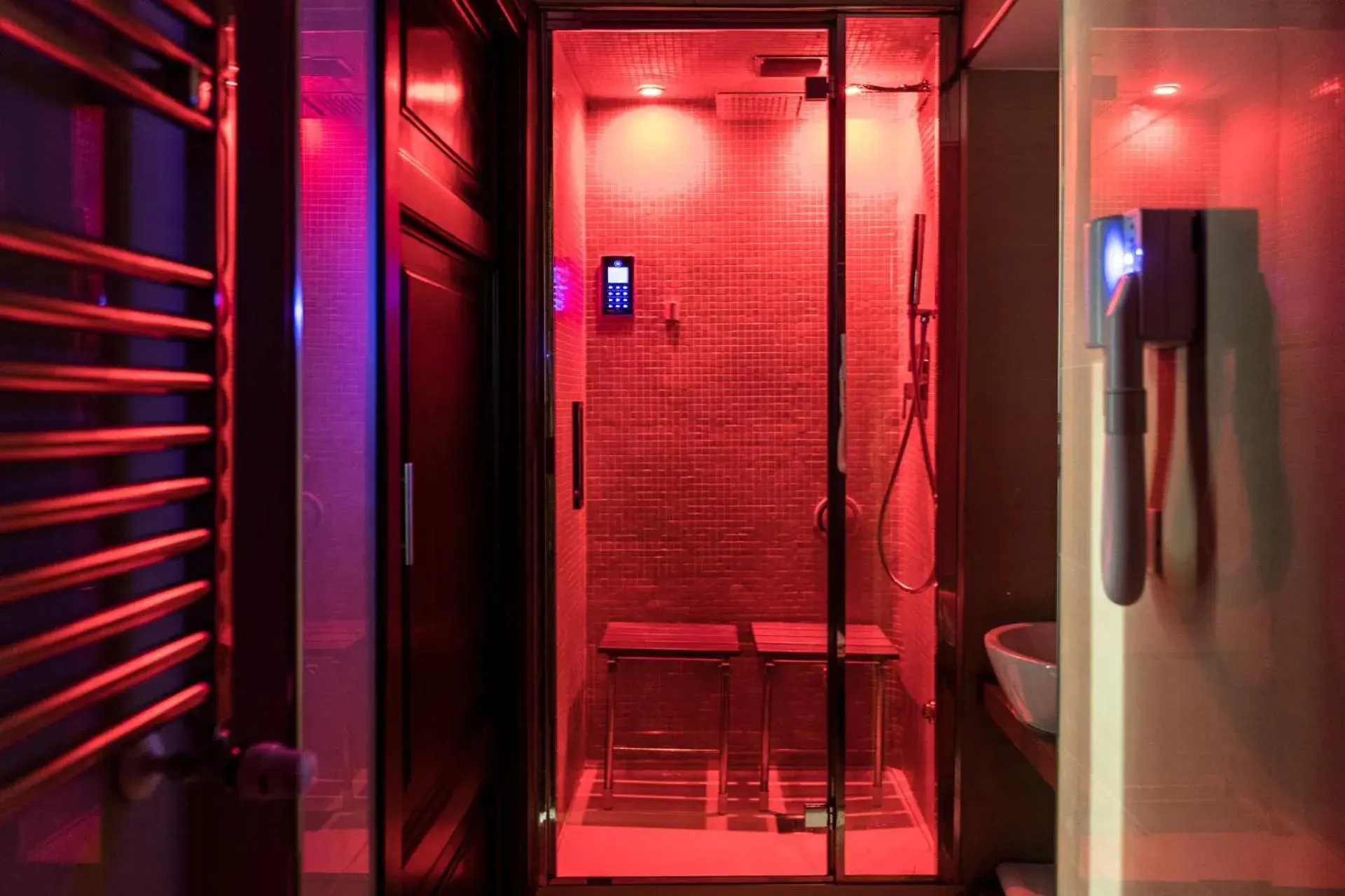 Queen Room with Steam Sauna in Navona Central Suites Queen Room with Steam Sauna in Navona Central Suites