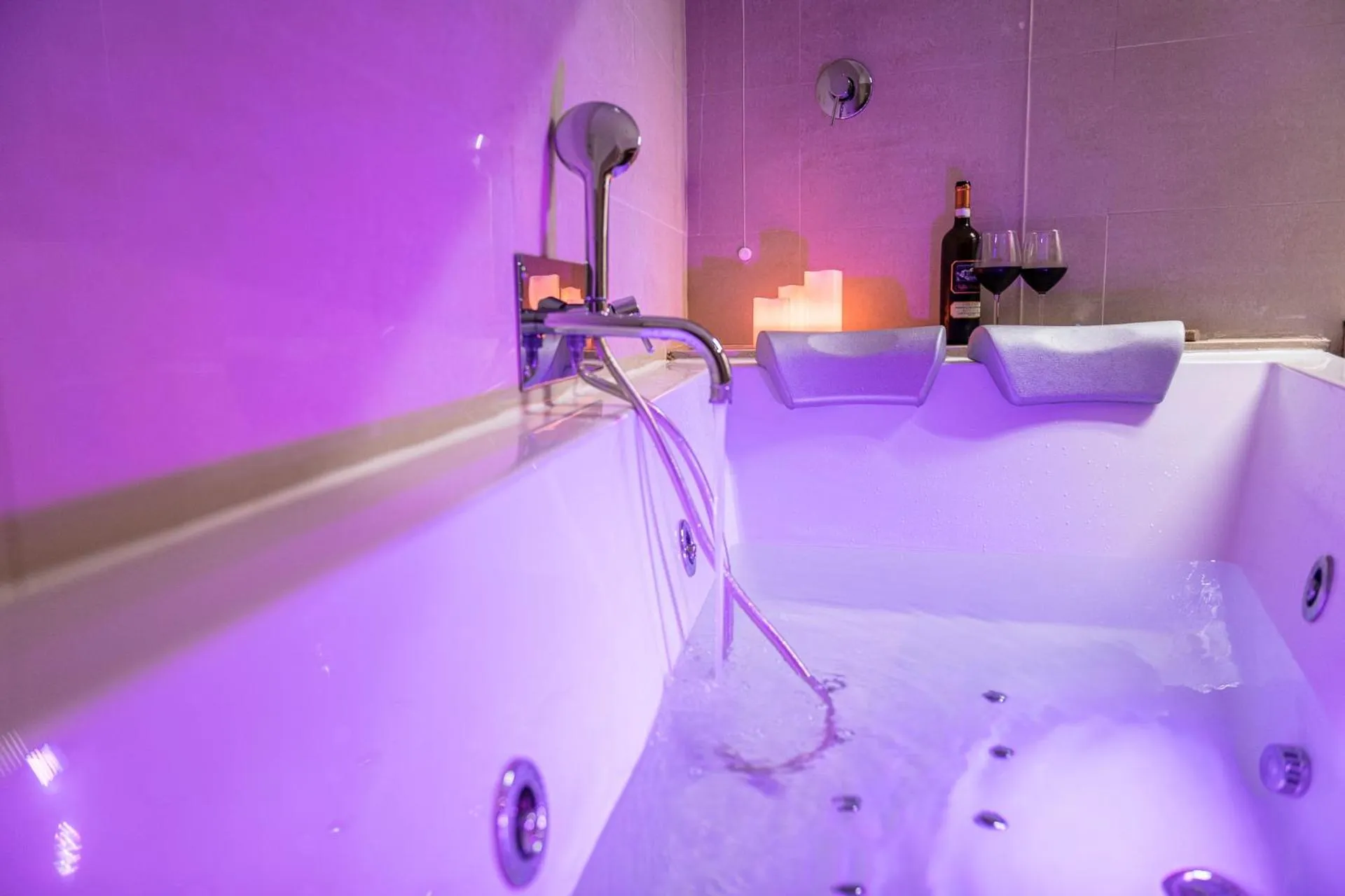 Bath in Navona Central Suites