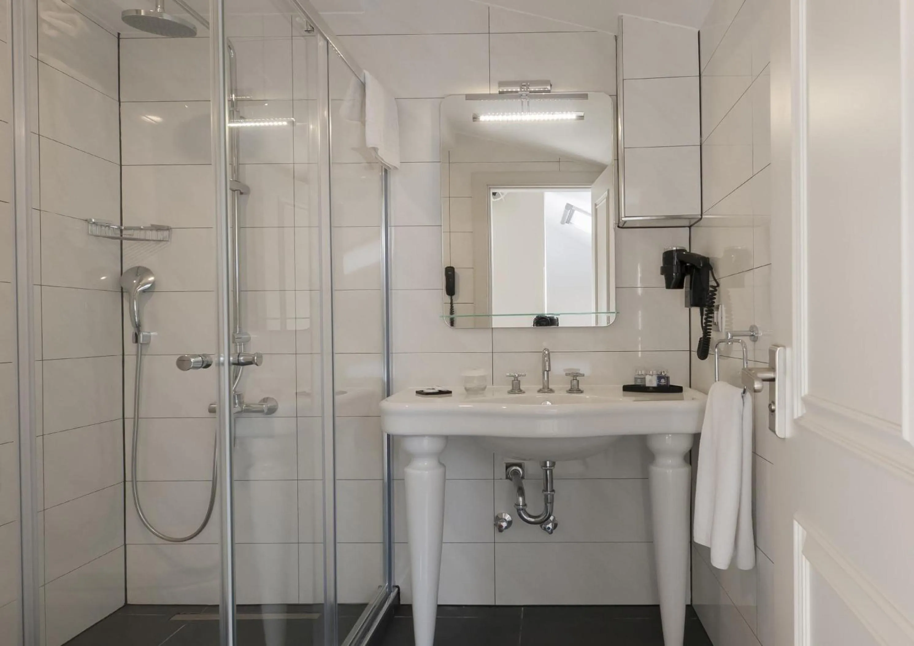 Shower in Le Petit Palace Hotel - Special Category