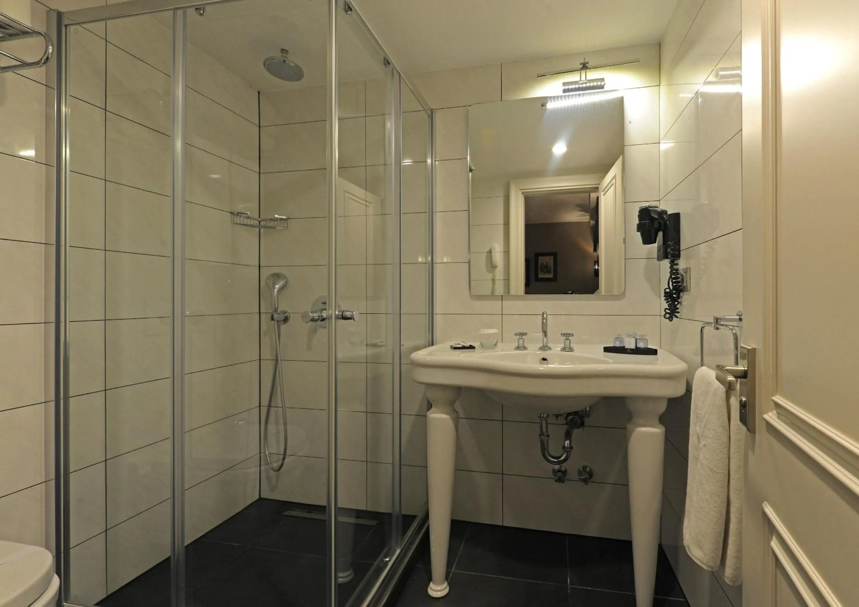 Shower in Le Petit Palace Hotel - Special Category