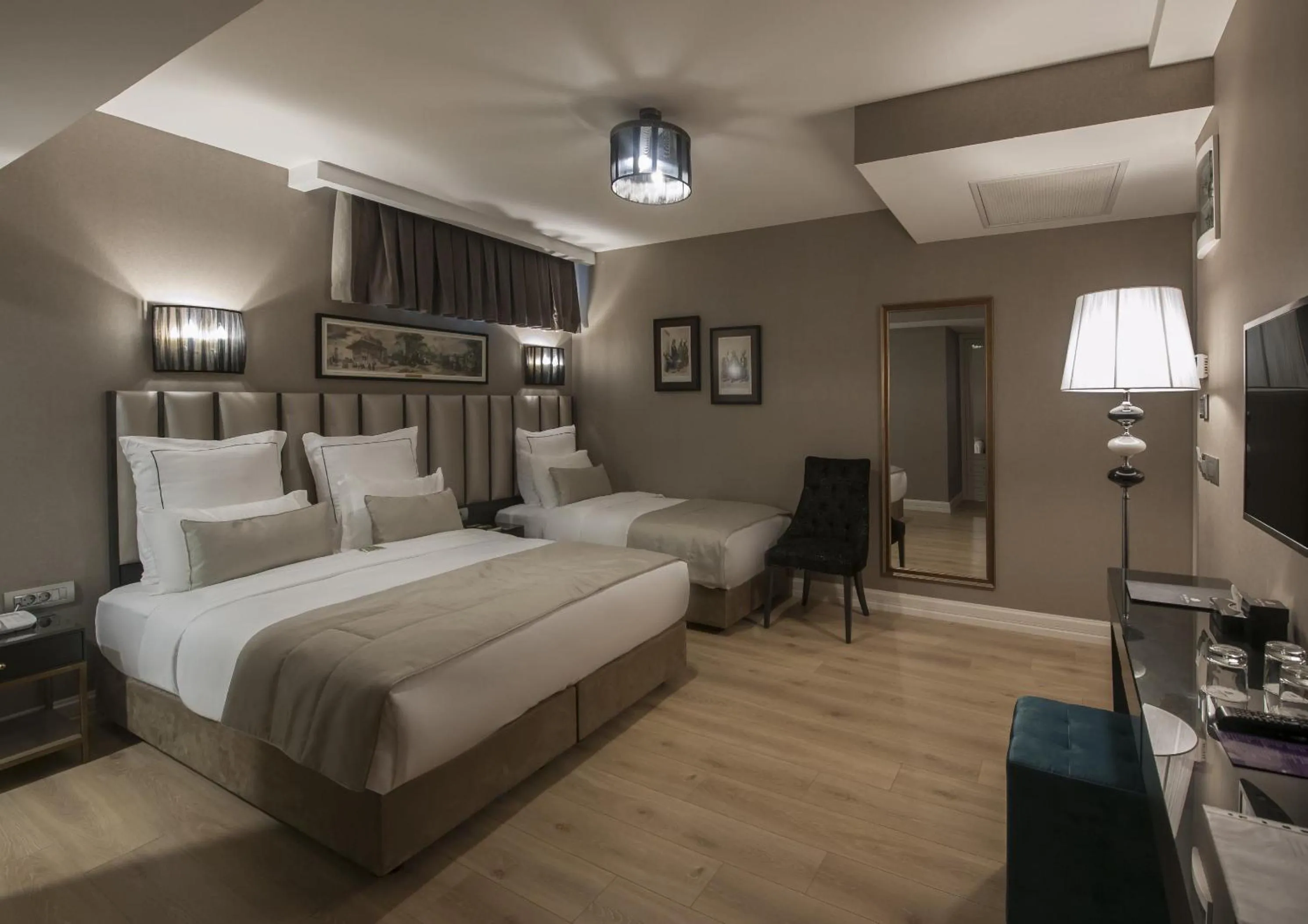 Bed in Le Petit Palace Hotel - Special Category