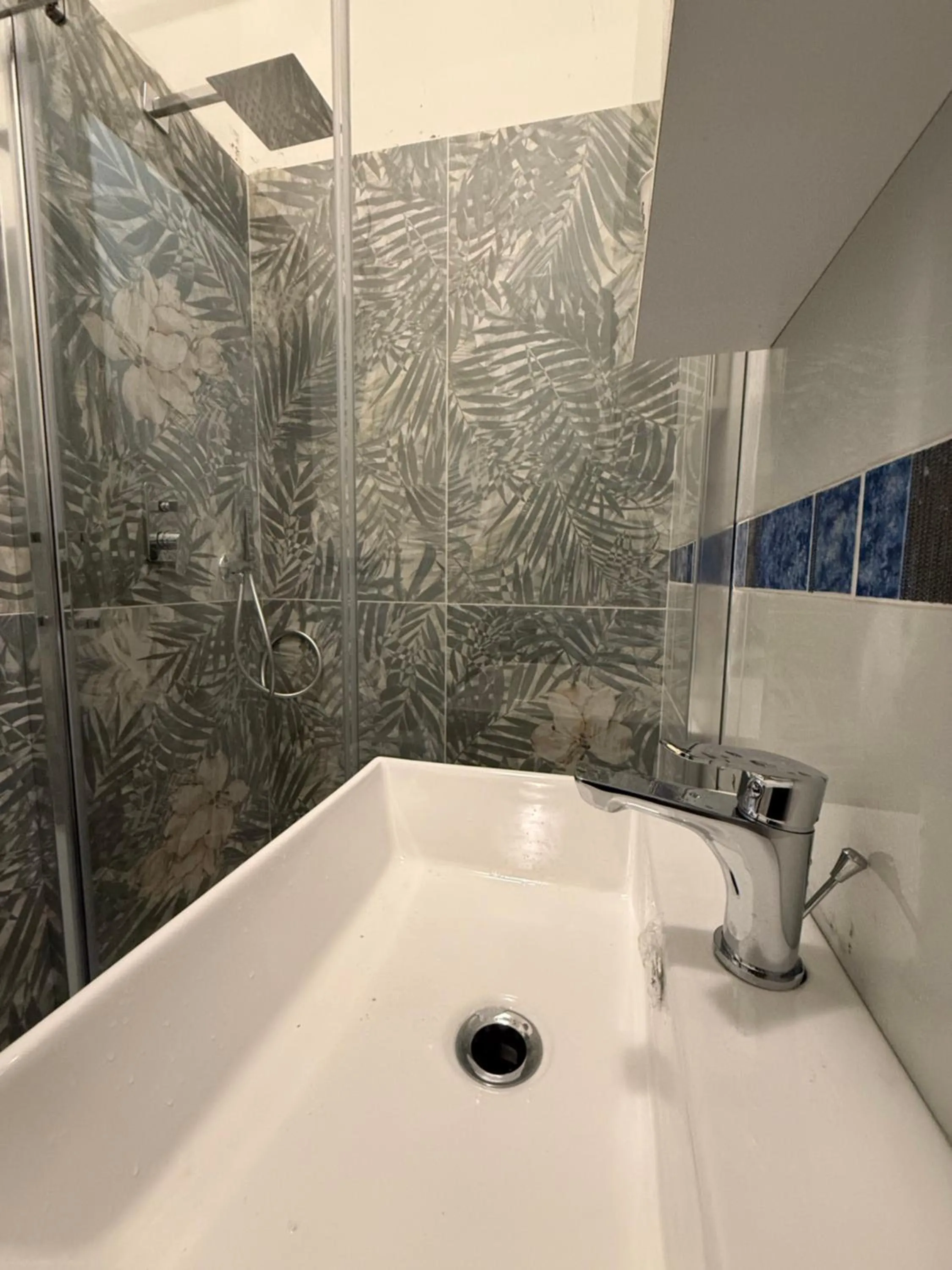 Shower in Bedroom 21