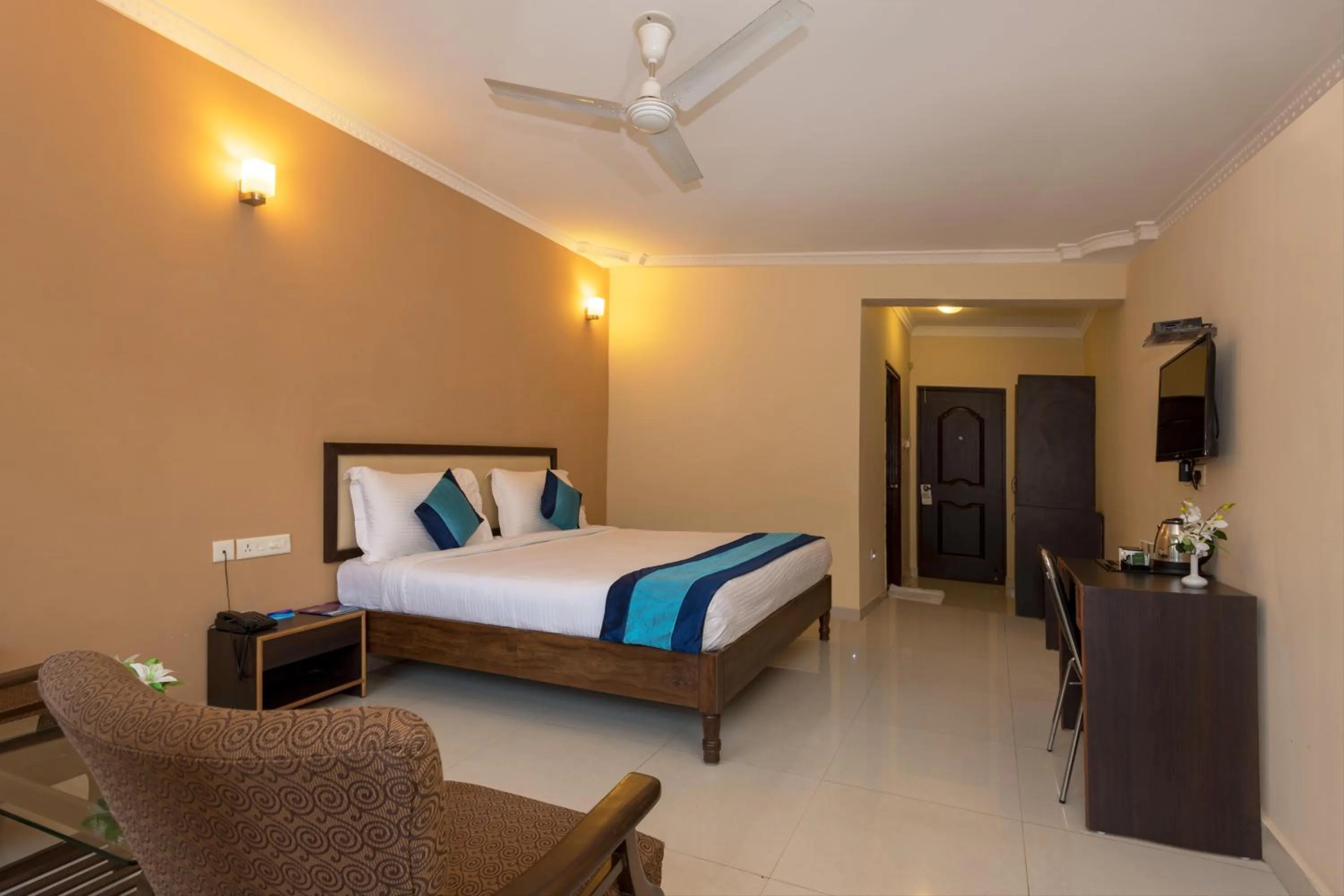 Photo of the whole room, Bed in Rendezvous Beach Resort Panjim