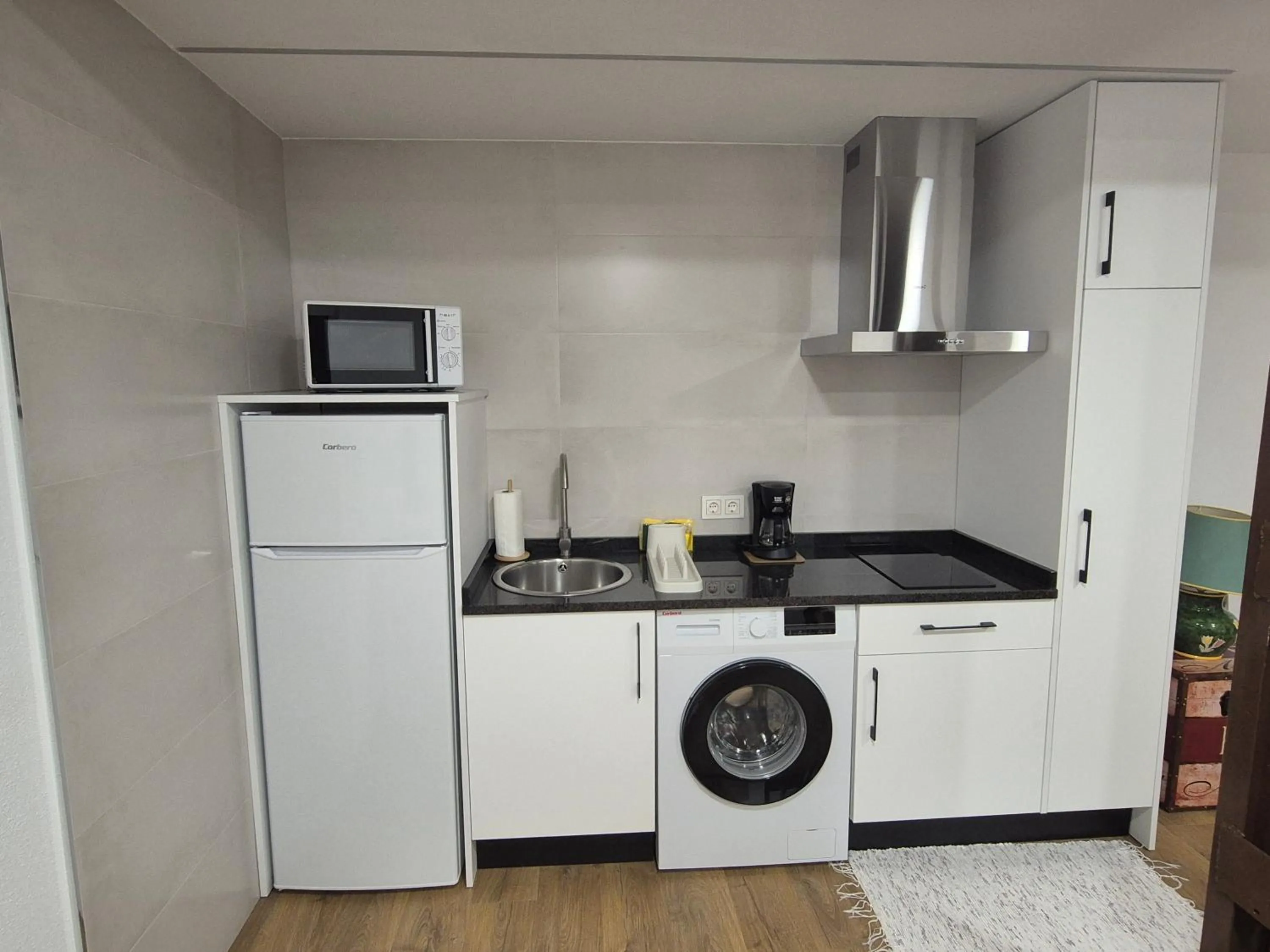 Communal kitchen in Apartamentos Rio Almar