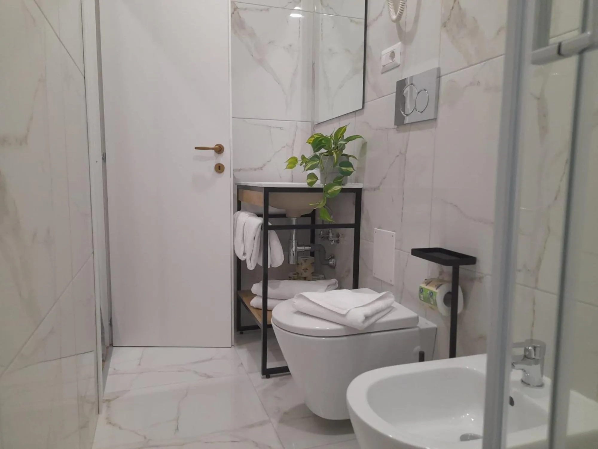 Toilet in Amalia Suites by Remember Rome
