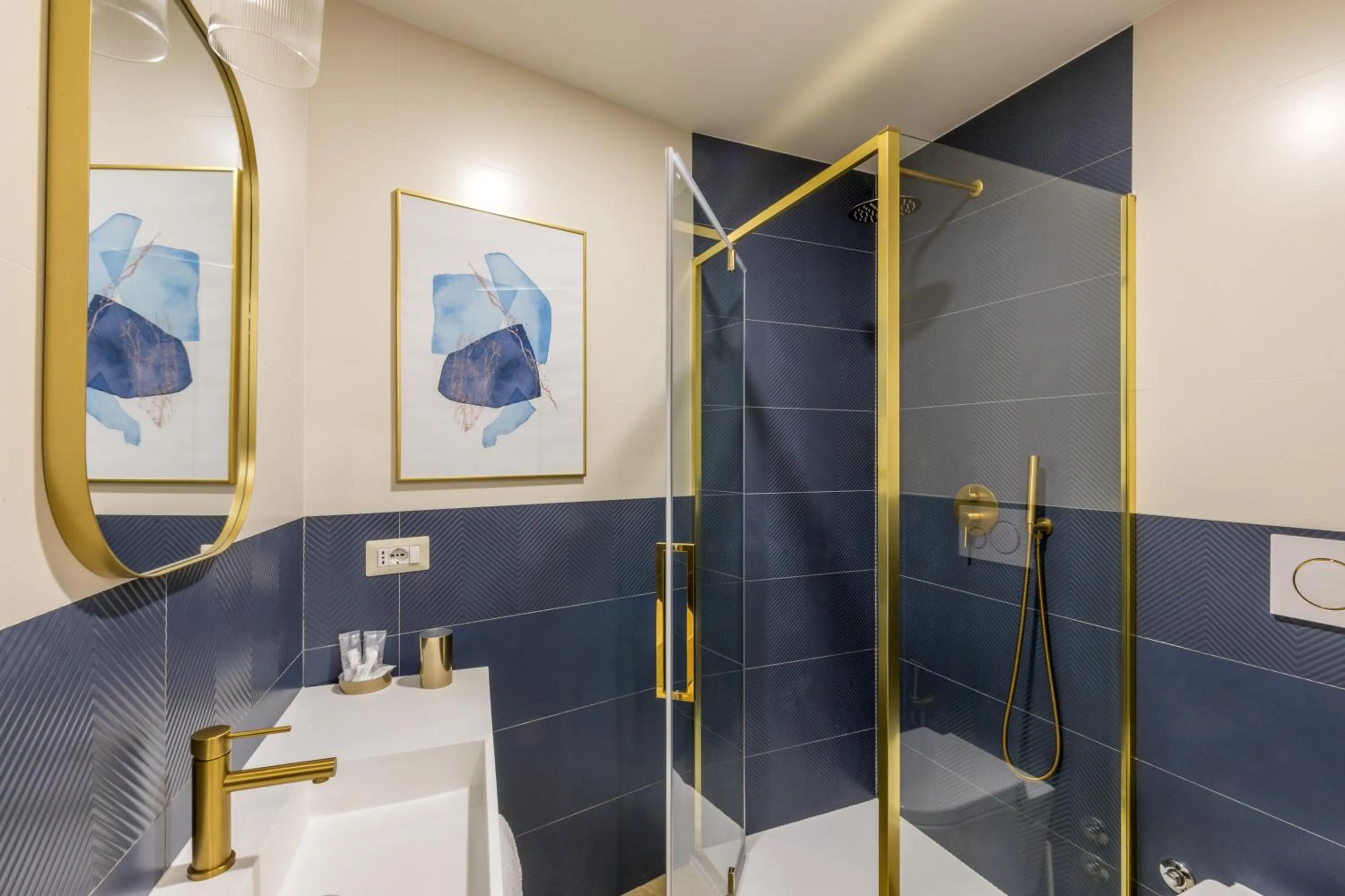 Shower in Amalia Suites by Remember Rome