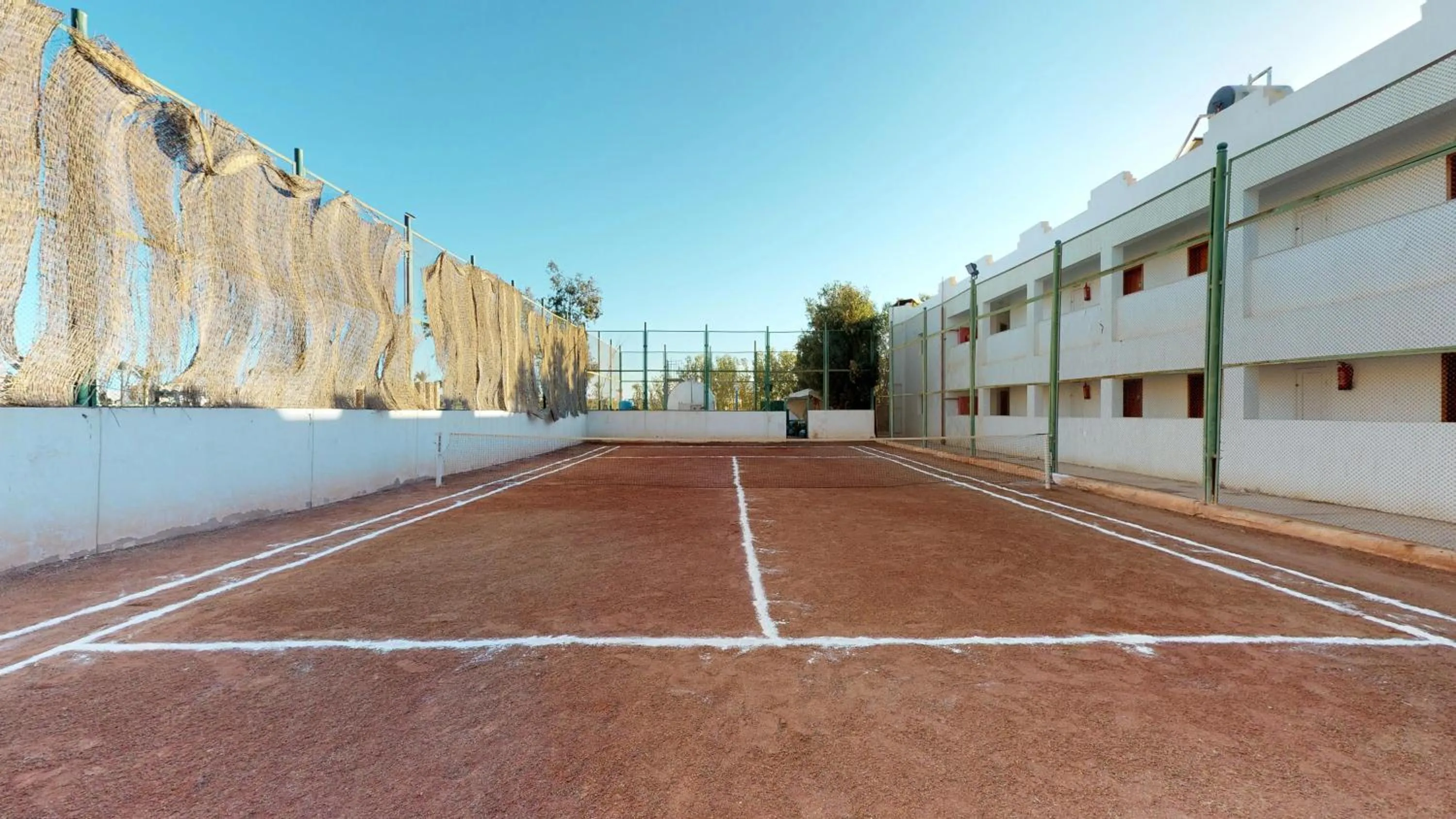 Tennis court in Falcon Hills Hotel