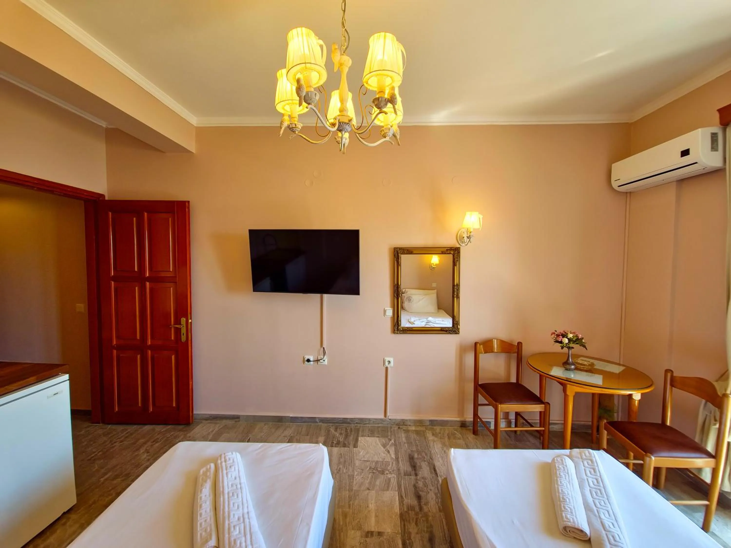 Communal lounge/ TV room, Bed in Stellatos House