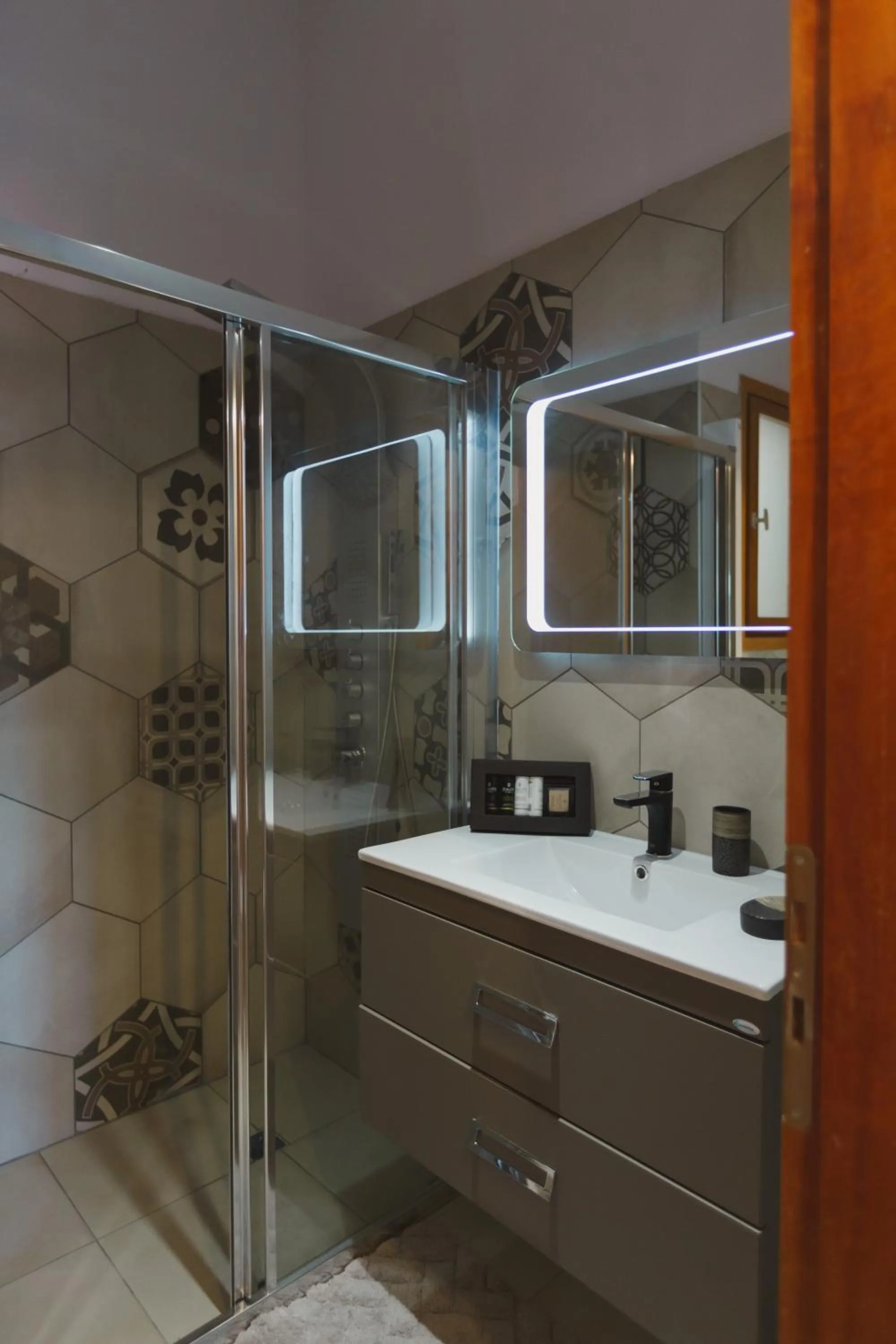 Hot Tub in Stellatos House