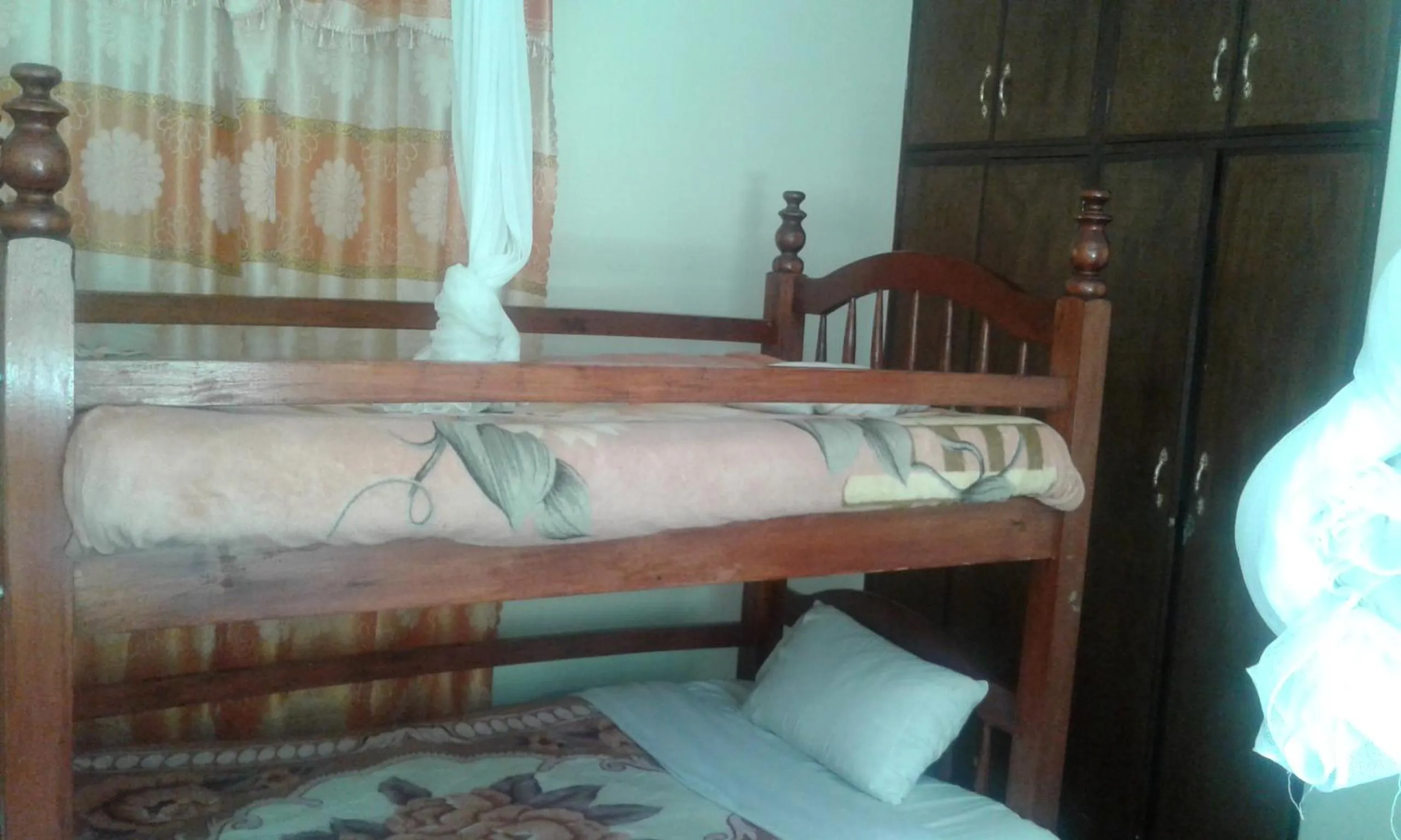 bunk bed, Bed in Skyway Hotel