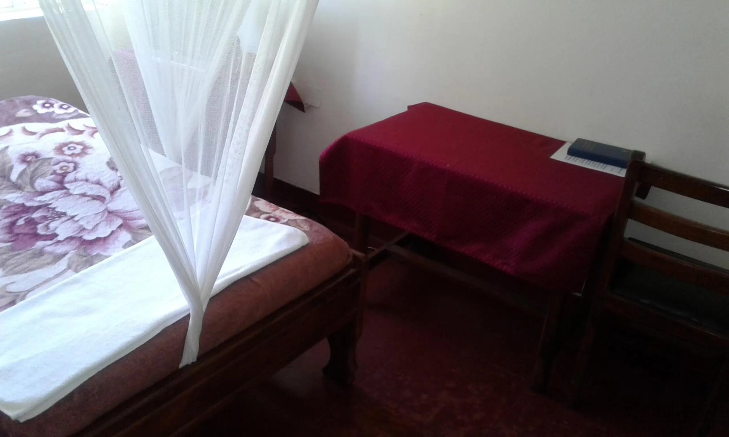 Bedroom, Bed in Skyway Hotel