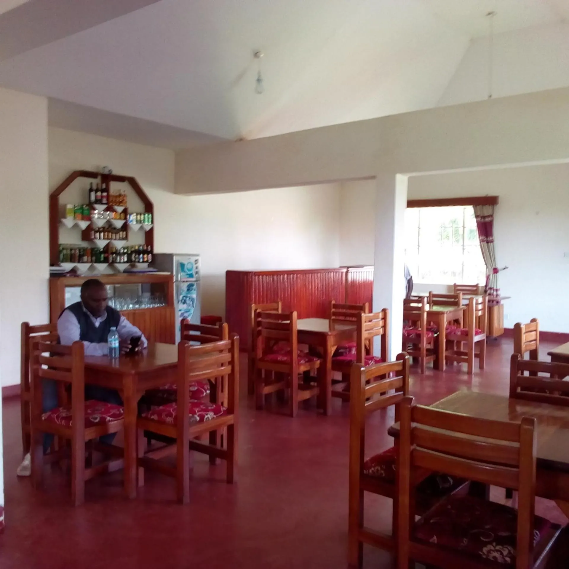 Restaurant/places to eat in Skyway Hotel