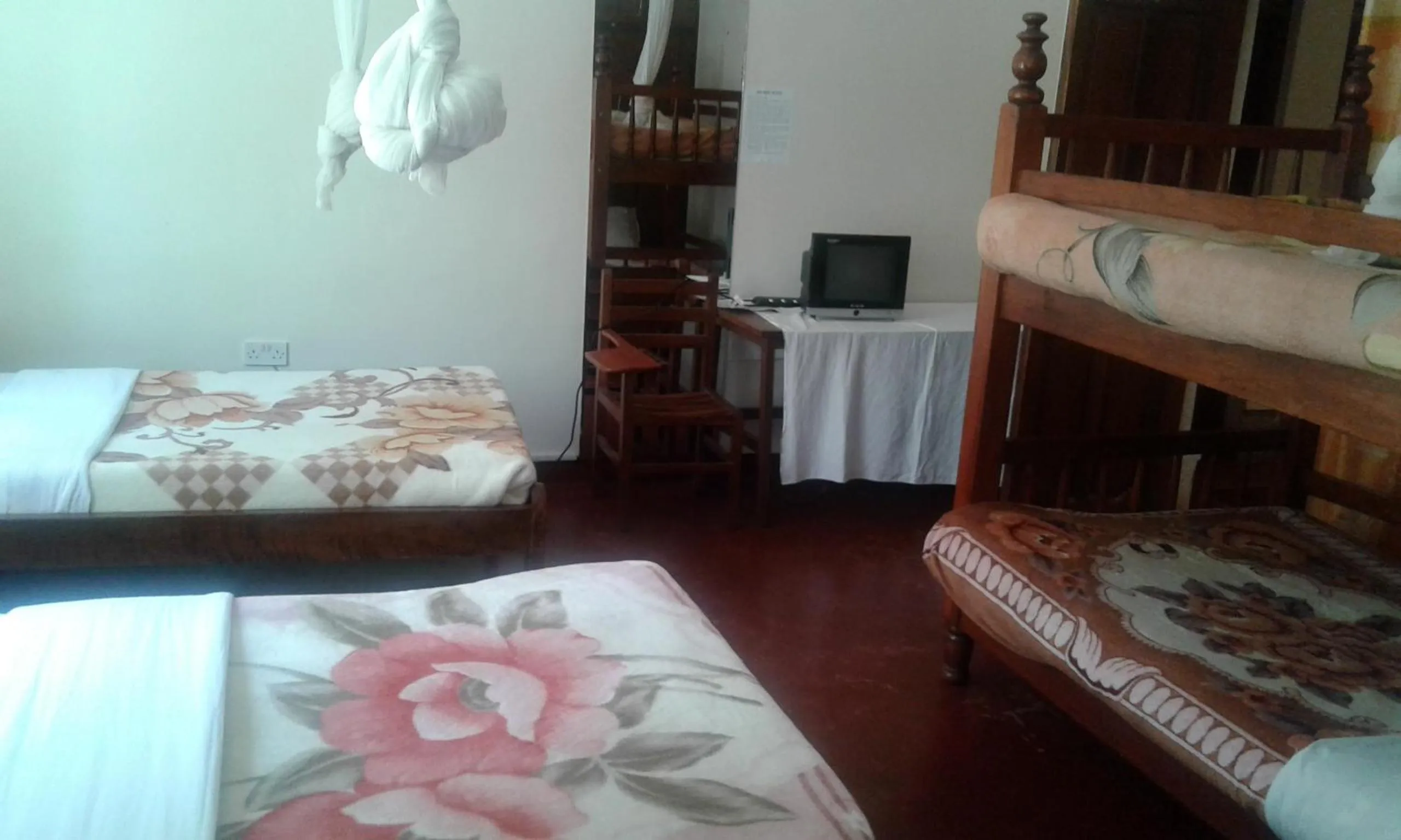 Photo of the whole room, Bed in Skyway Hotel