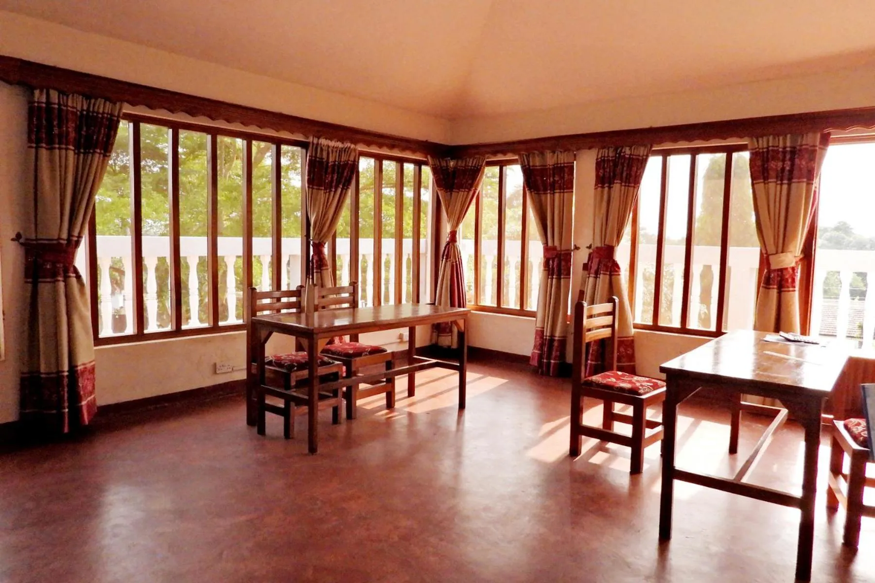 Restaurant/places to eat in Skyway Hotel