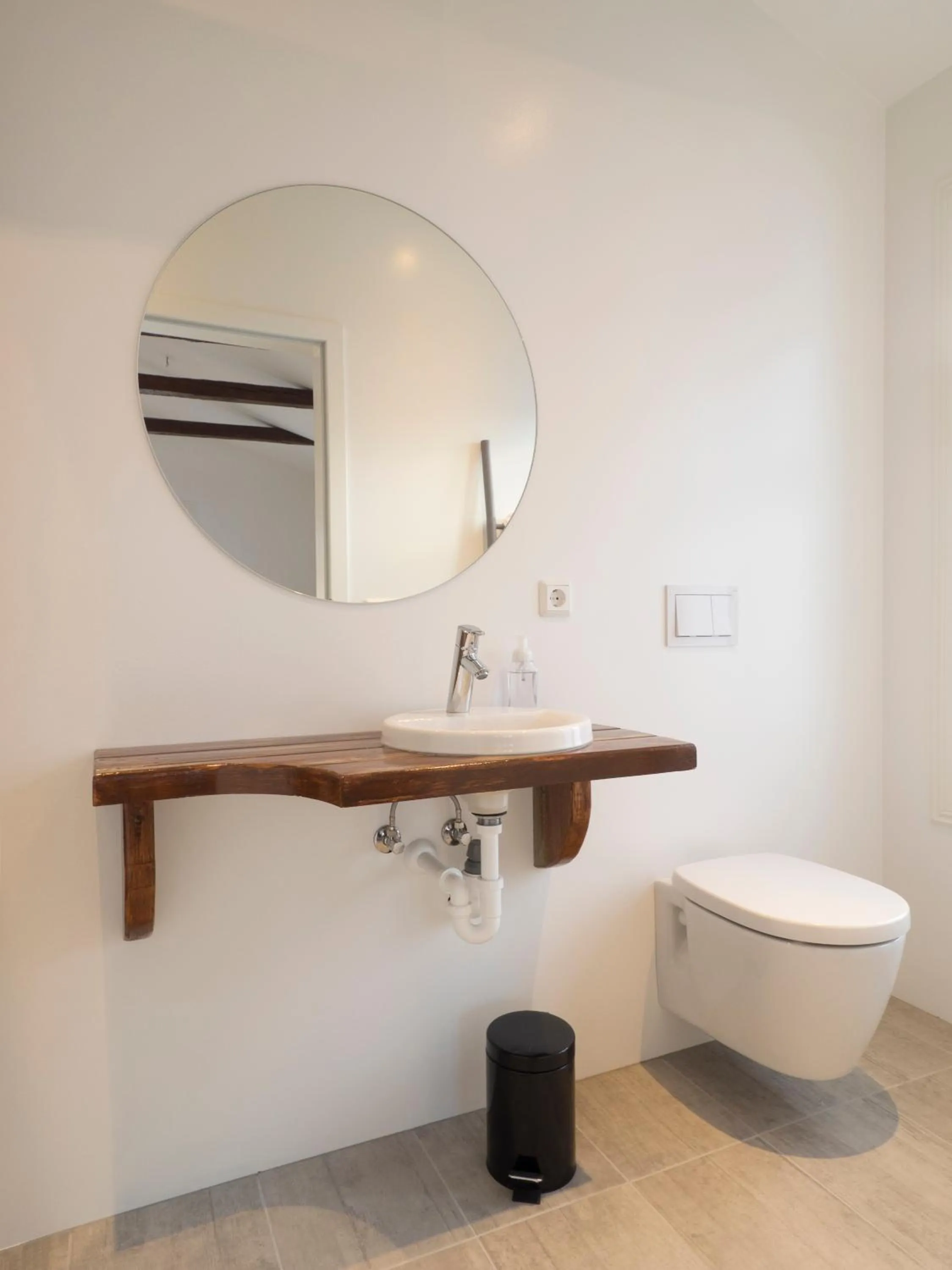 Toilet in Við Lónið Guesthouse