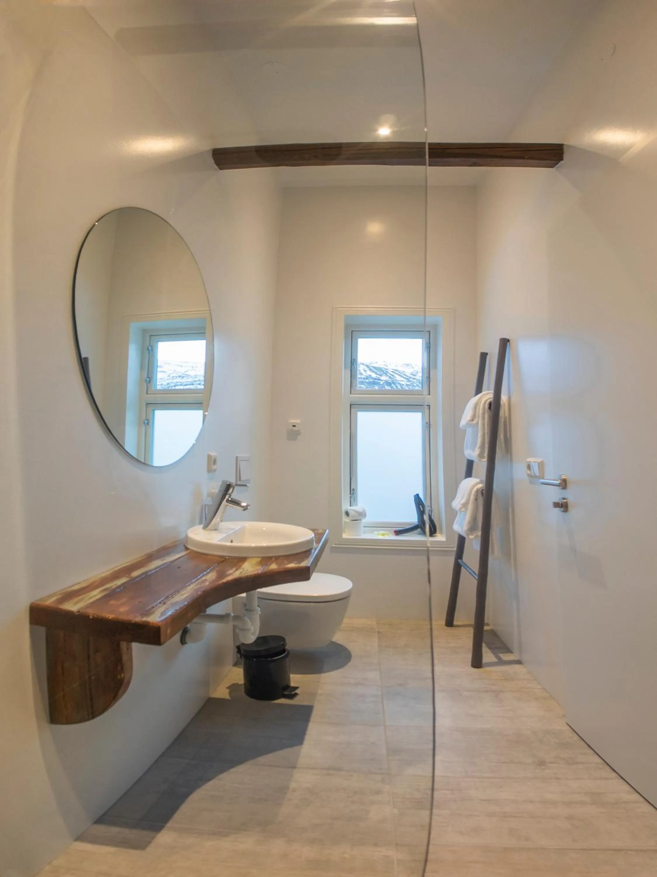 Shower in Við Lónið Guesthouse