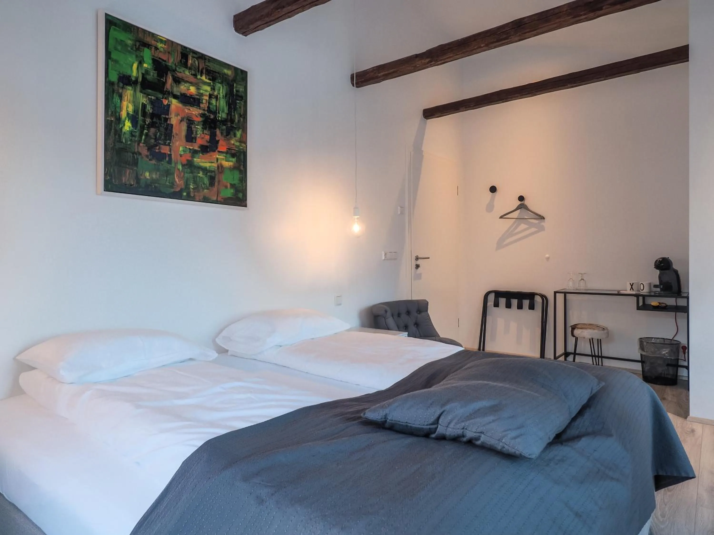 Coffee/tea facilities, Bed in Við Lónið Guesthouse