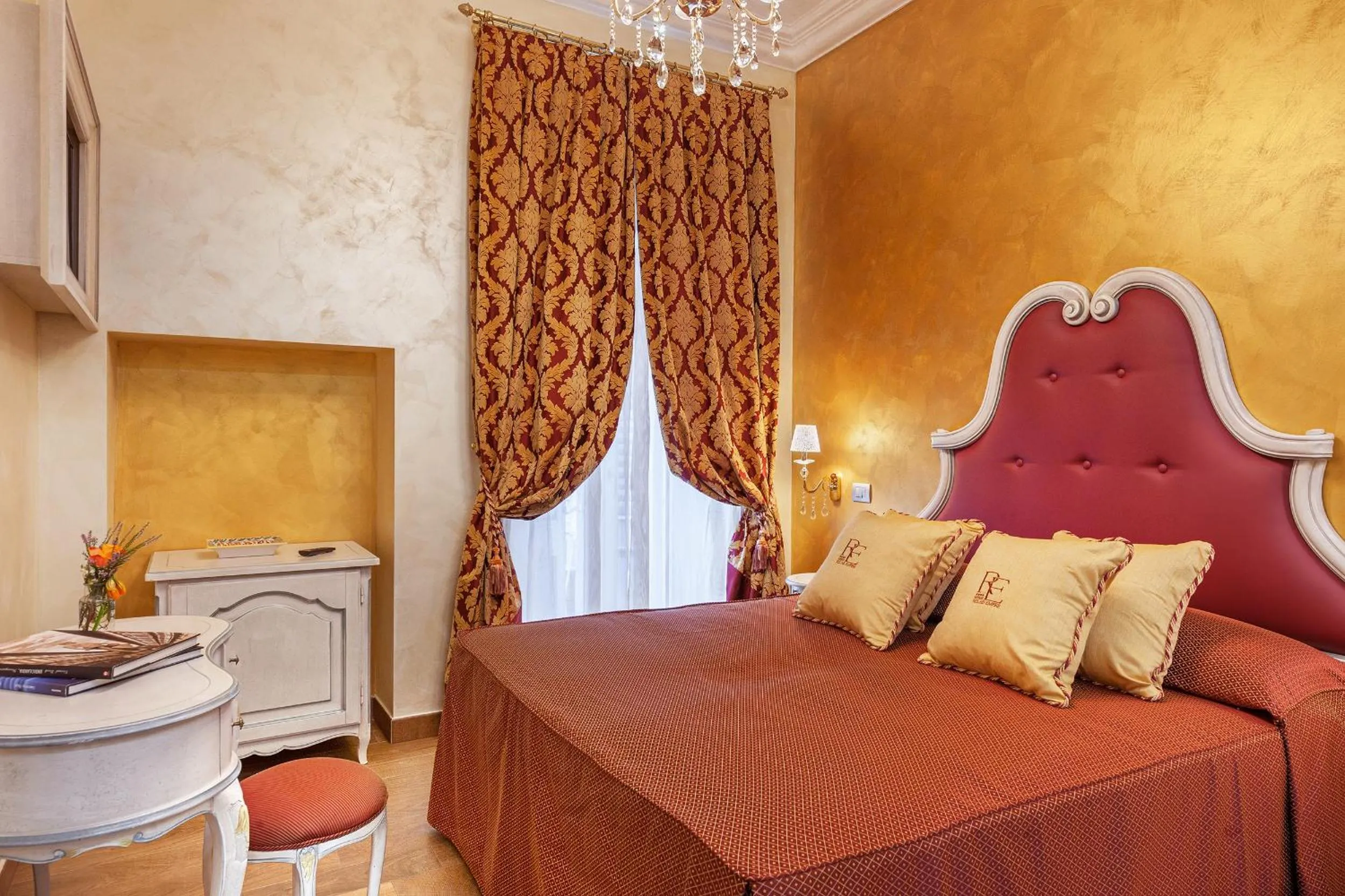 Photo of the whole room, Bed in Relais Empire