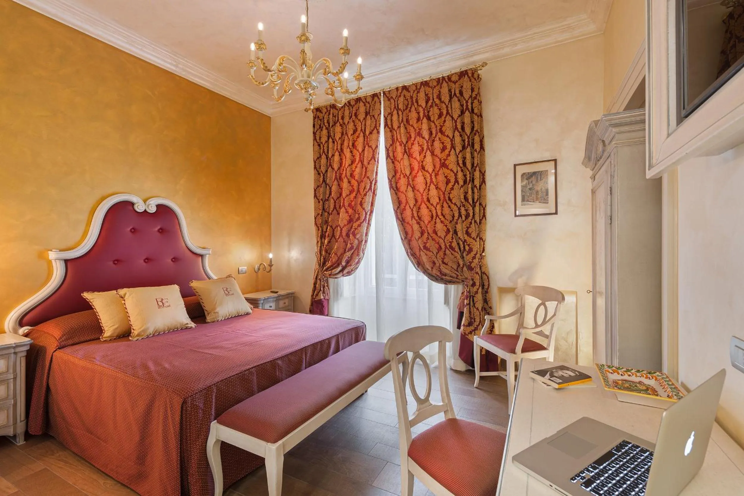 Photo of the whole room, Bed in Relais Empire