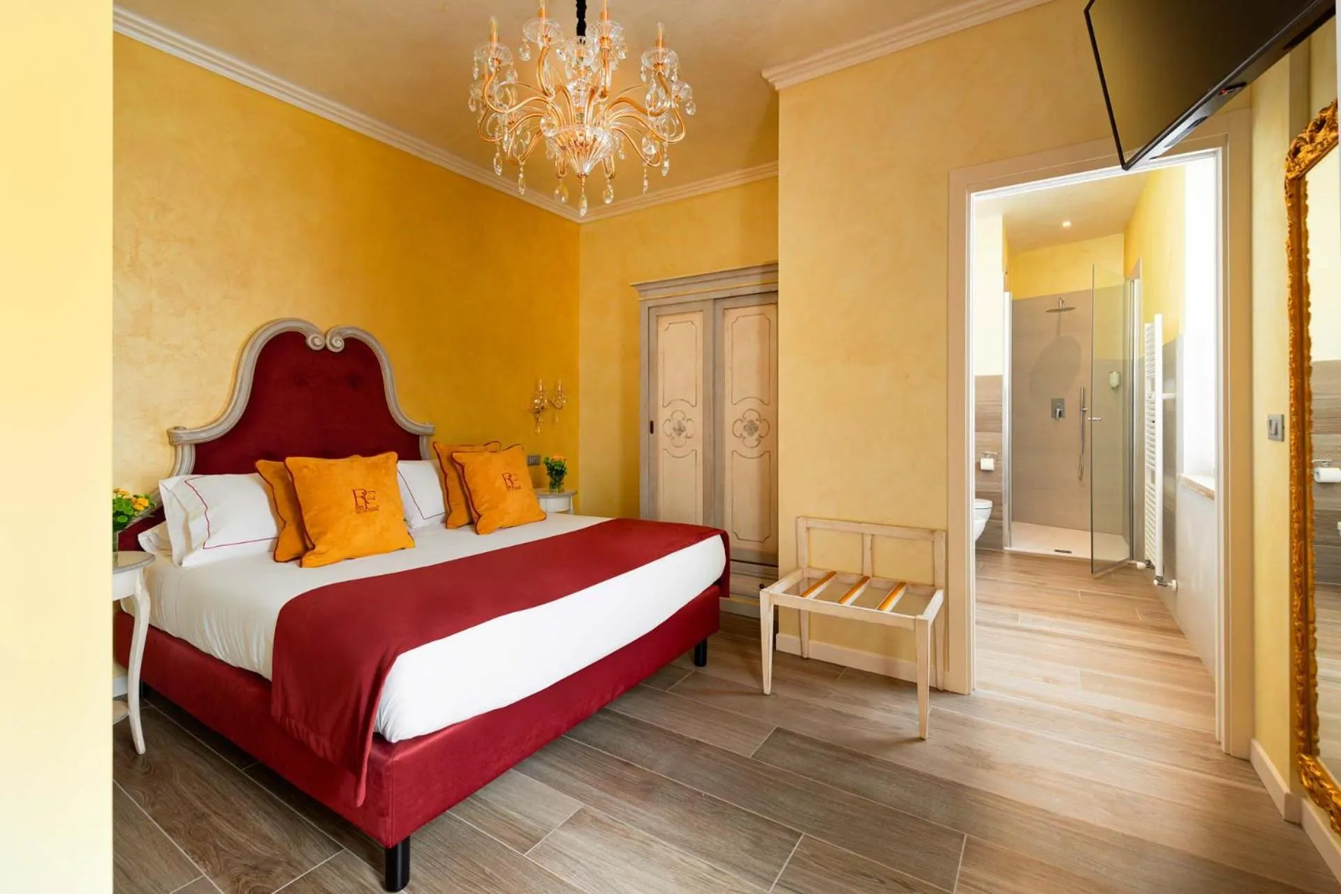 Photo of the whole room, Bed in Relais Empire