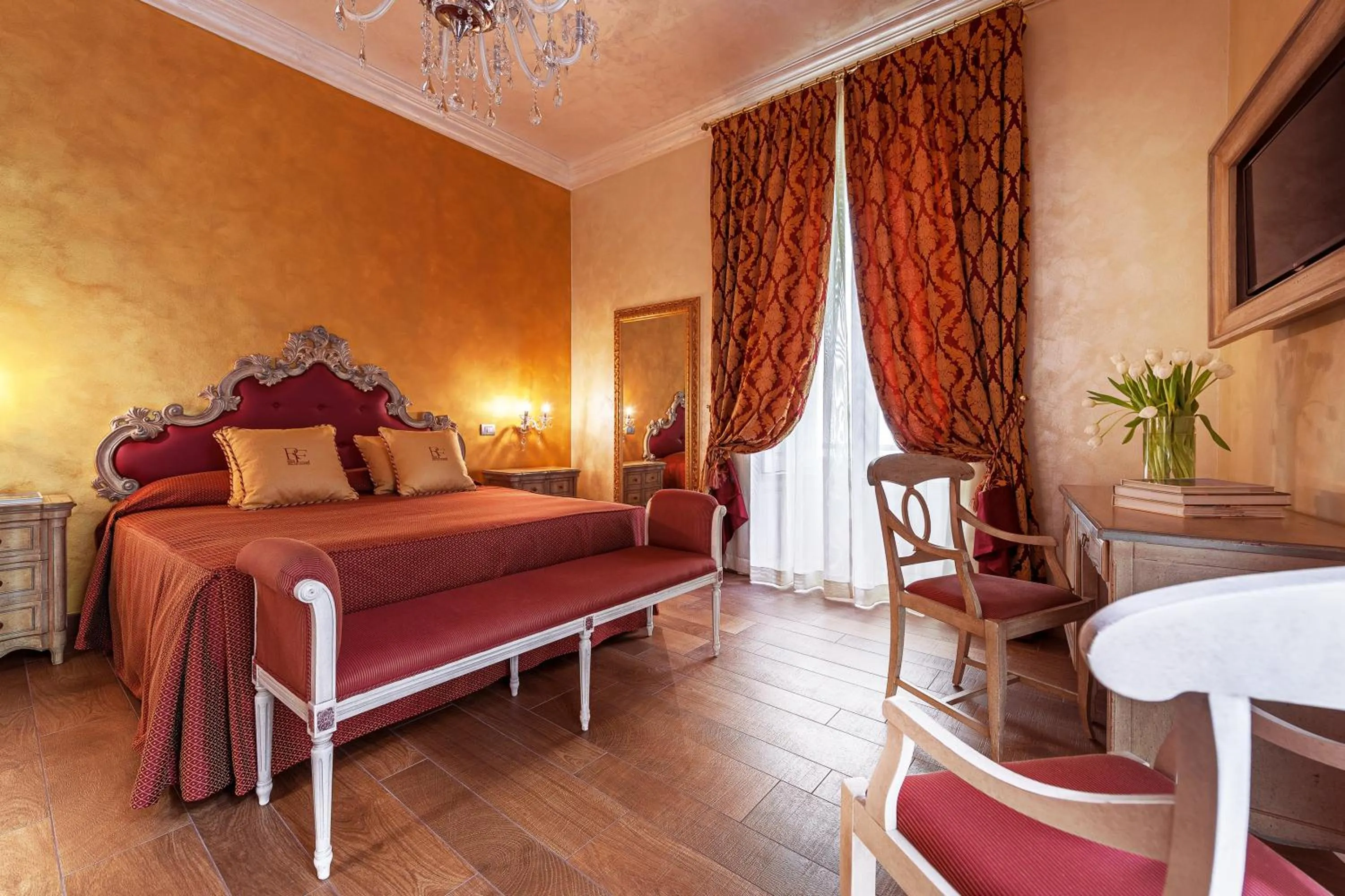 Photo of the whole room, Bed in Relais Empire